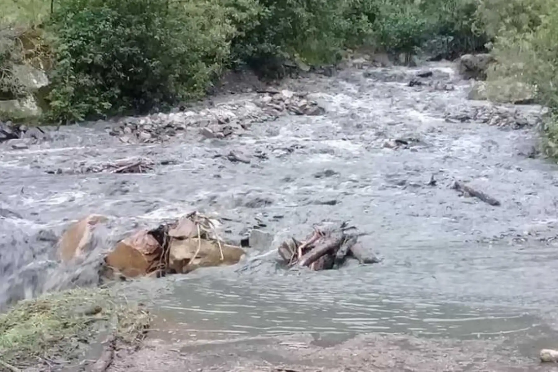 Lluvias intensas han provocado dos derrumbes que afectaron la carretera de acceso a cuatro distritos de la provincia de Pallasca, en la región Áncash.