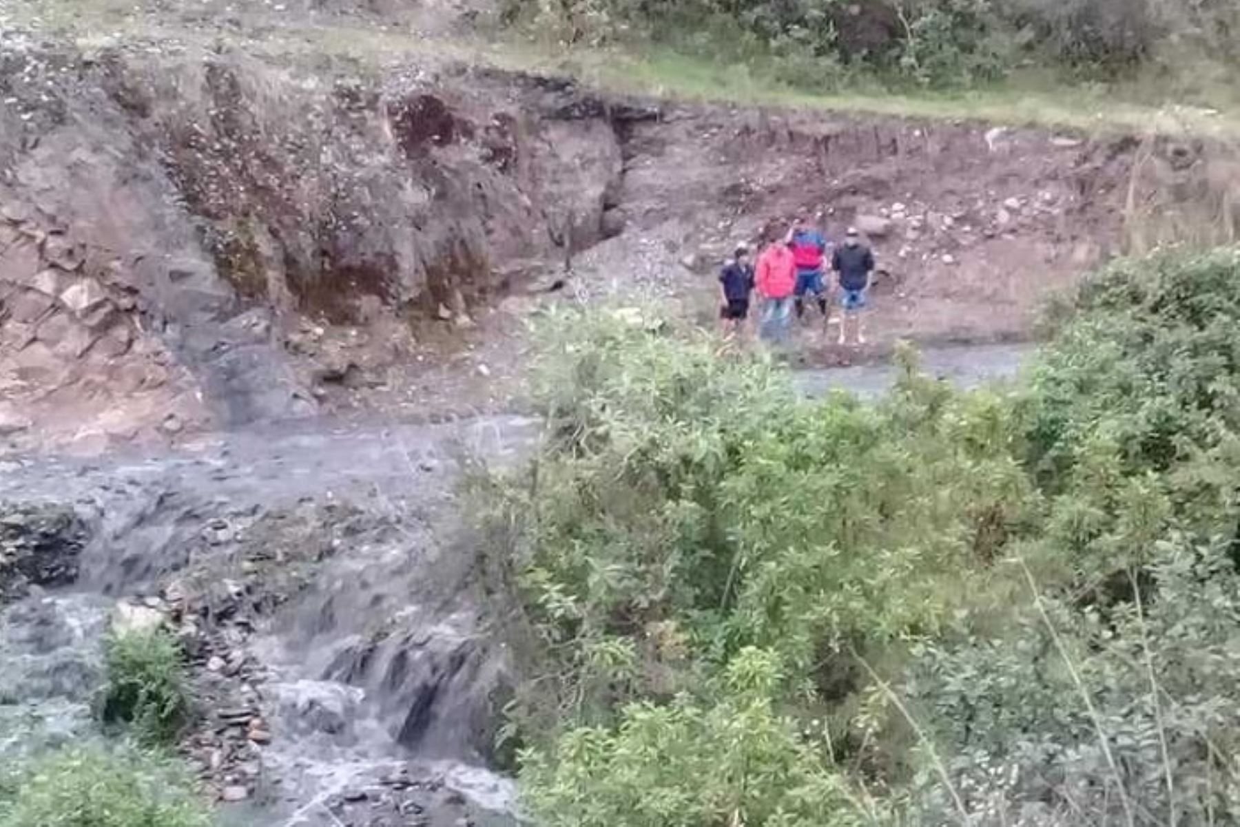Lluvias intensas han provocado dos derrumbes que afectaron la carretera de acceso a cuatro distritos de la provincia de Pallasca, en la región Áncash.