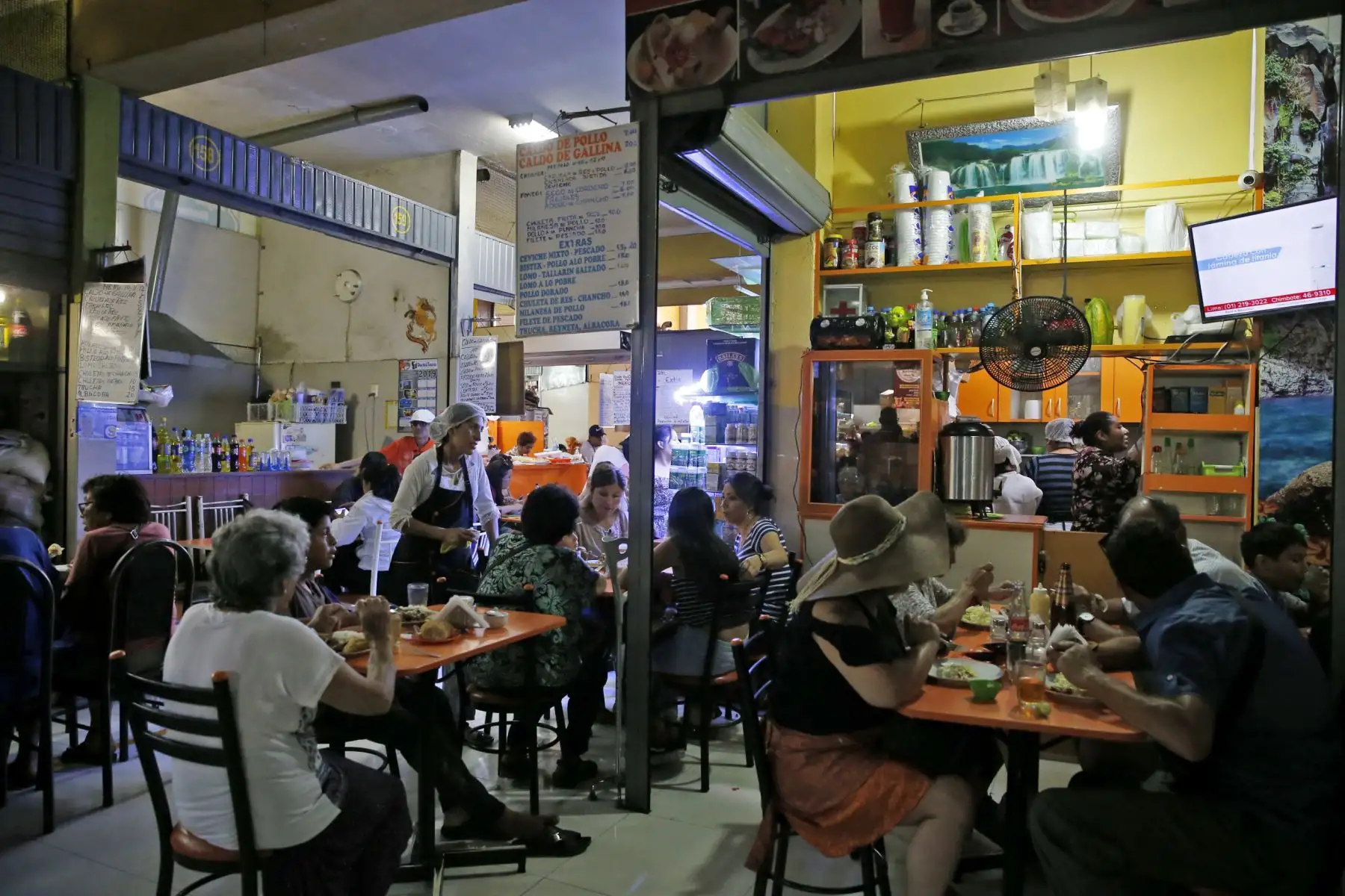 El Mercado Central de tacna, se ubica dentro de los mejores centros de abastos a nivel nacional. Cuenta con 980 comerciantes y reciben diariamente a más de 3 mil visitantes. Visitarlo es un paseo obligado, tiene a la venta variados  productos típico, locales de juguerias donde se encuentra rica comida al paso y a un muy bajo costo. Foto: ANDINA/Nathalie Sayago