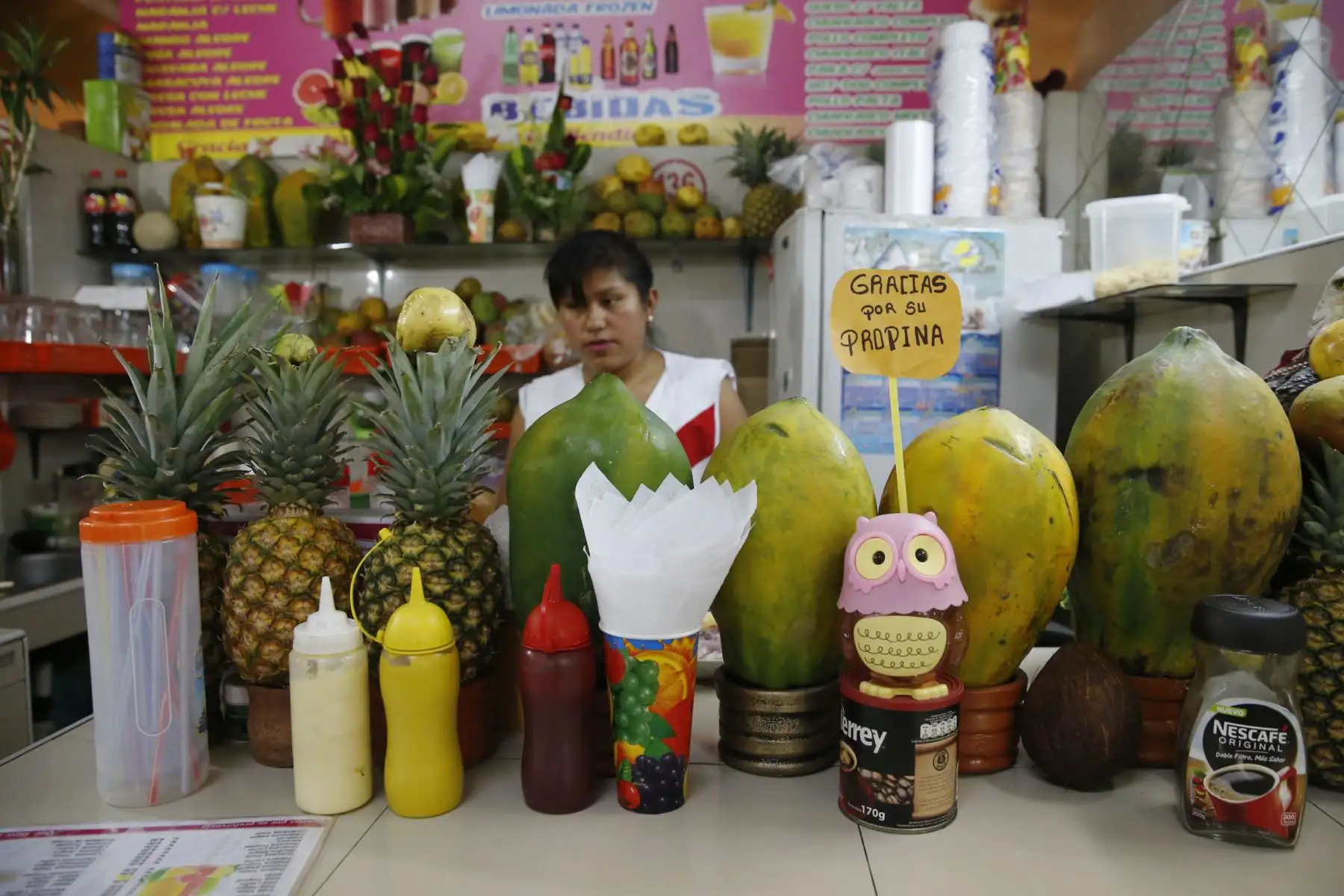 El Mercado Central de tacna, se ubica dentro de los mejores centros de abastos a nivel nacional. Cuenta con 980 comerciantes y reciben diariamente a más de 3 mil visitantes. Visitarlo es un paseo obligado, tiene a la venta variados  productos típico, locales de juguerias donde se encuentra rica comida al paso y a un muy bajo costo. Foto: ANDINA/Nathalie Sayago