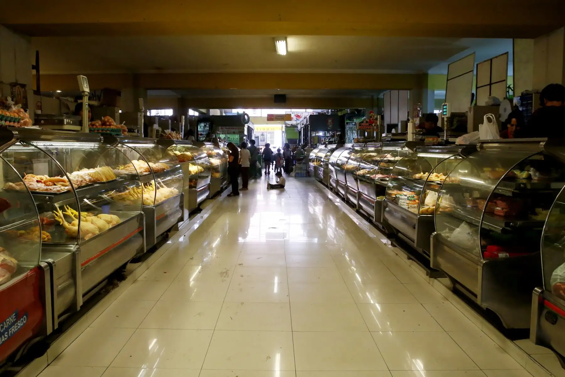 El Mercado Central de tacna, se ubica dentro de los mejores centros de abastos a nivel nacional. Cuenta con 980 comerciantes y reciben diariamente a más de 3 mil visitantes. Visitarlo es un paseo obligado, tiene a la venta variados  productos típico, locales de juguerias donde se encuentra rica comida al paso y a un muy bajo costo. Foto: ANDINA/Nathalie Sayago