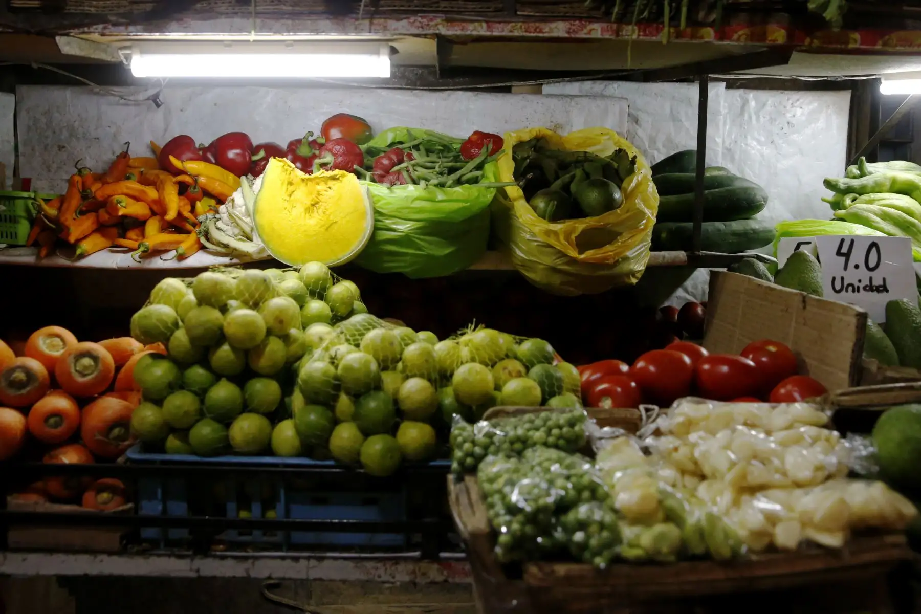 El Mercado Central de tacna, se ubica dentro de los mejores centros de abastos a nivel nacional. Cuenta con 980 comerciantes y reciben diariamente a más de 3 mil visitantes. Visitarlo es un paseo obligado, tiene a la venta variados  productos típico, locales de juguerias donde se encuentra rica comida al paso y a un muy bajo costo. Foto: ANDINA/Nathalie Sayago