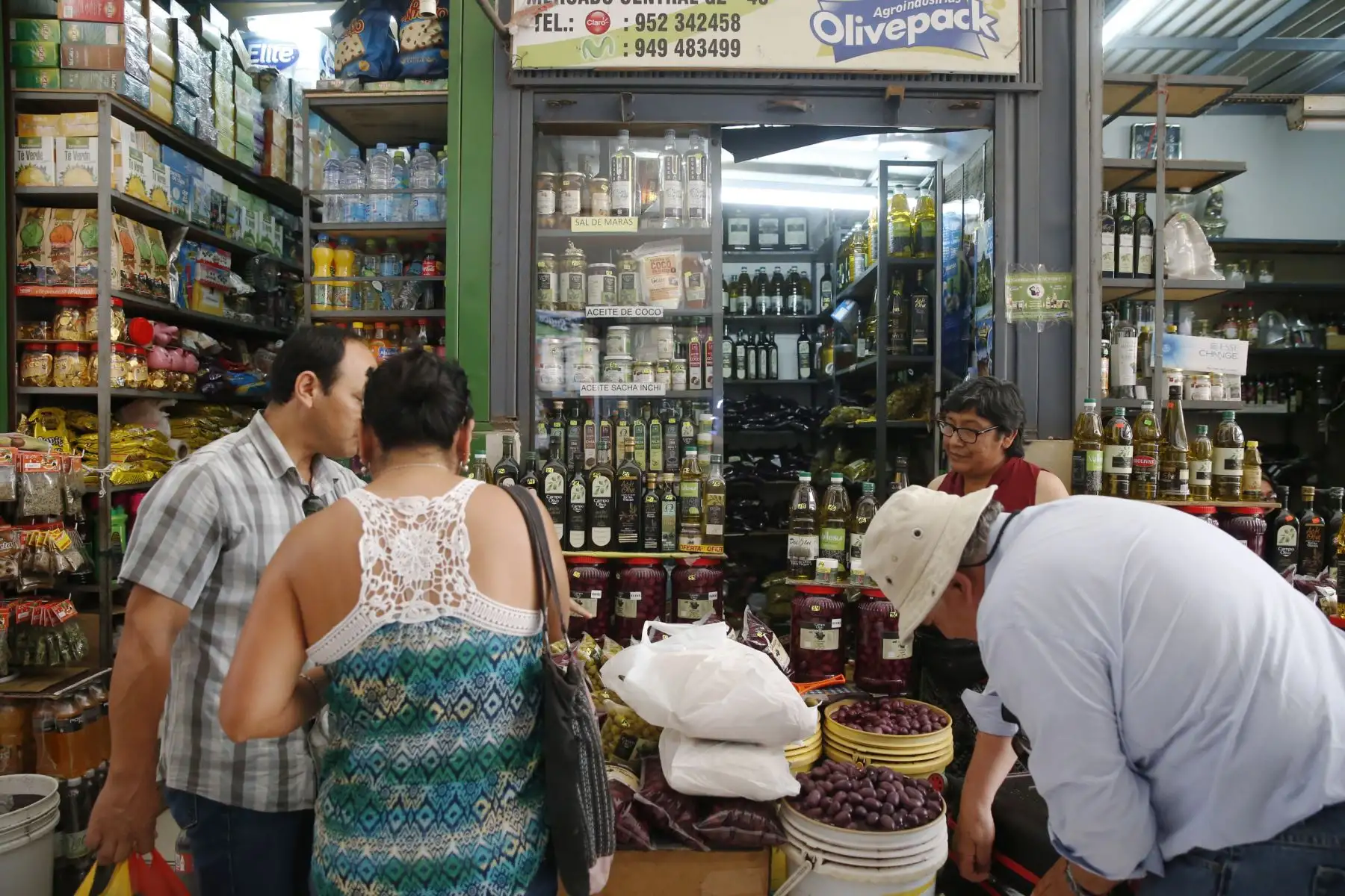 El Mercado Central de tacna, se ubica dentro de los mejores centros de abastos a nivel nacional. Cuenta con 980 comerciantes y reciben diariamente a más de 3 mil visitantes. Visitarlo es un paseo obligado, tiene a la venta variados  productos típico, locales de juguerias donde se encuentra rica comida al paso y a un muy bajo costo. Foto: ANDINA/Nathalie Sayago