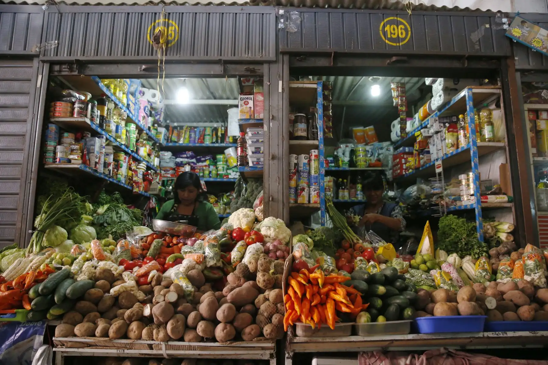 El Mercado Central de tacna, se ubica dentro de los mejores centros de abastos a nivel nacional. Cuenta con 980 comerciantes y reciben diariamente a más de 3 mil visitantes. Visitarlo es un paseo obligado, tiene a la venta variados  productos típico, locales de juguerias donde se encuentra rica comida al paso y a un muy bajo costo. Foto: ANDINA/Nathalie Sayago