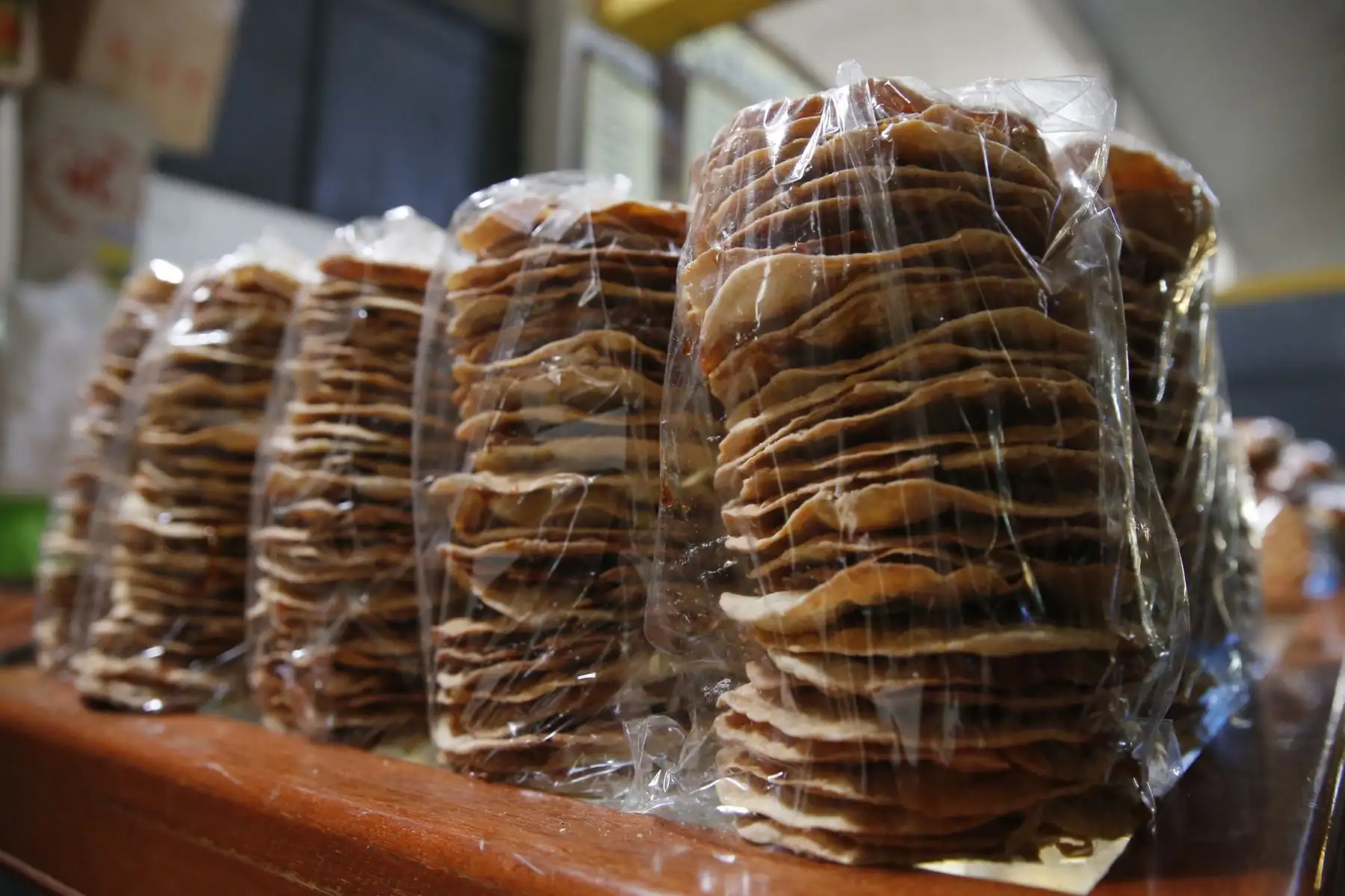 El Mercado Central de tacna, se ubica dentro de los mejores centros de abastos a nivel nacional. Cuenta con 980 comerciantes y reciben diariamente a más de 3 mil visitantes. Visitarlo es un paseo obligado, tiene a la venta variados  productos típico, locales de juguerias donde se encuentra rica comida al paso y a un muy bajo costo. Foto: ANDINA/Nathalie Sayago