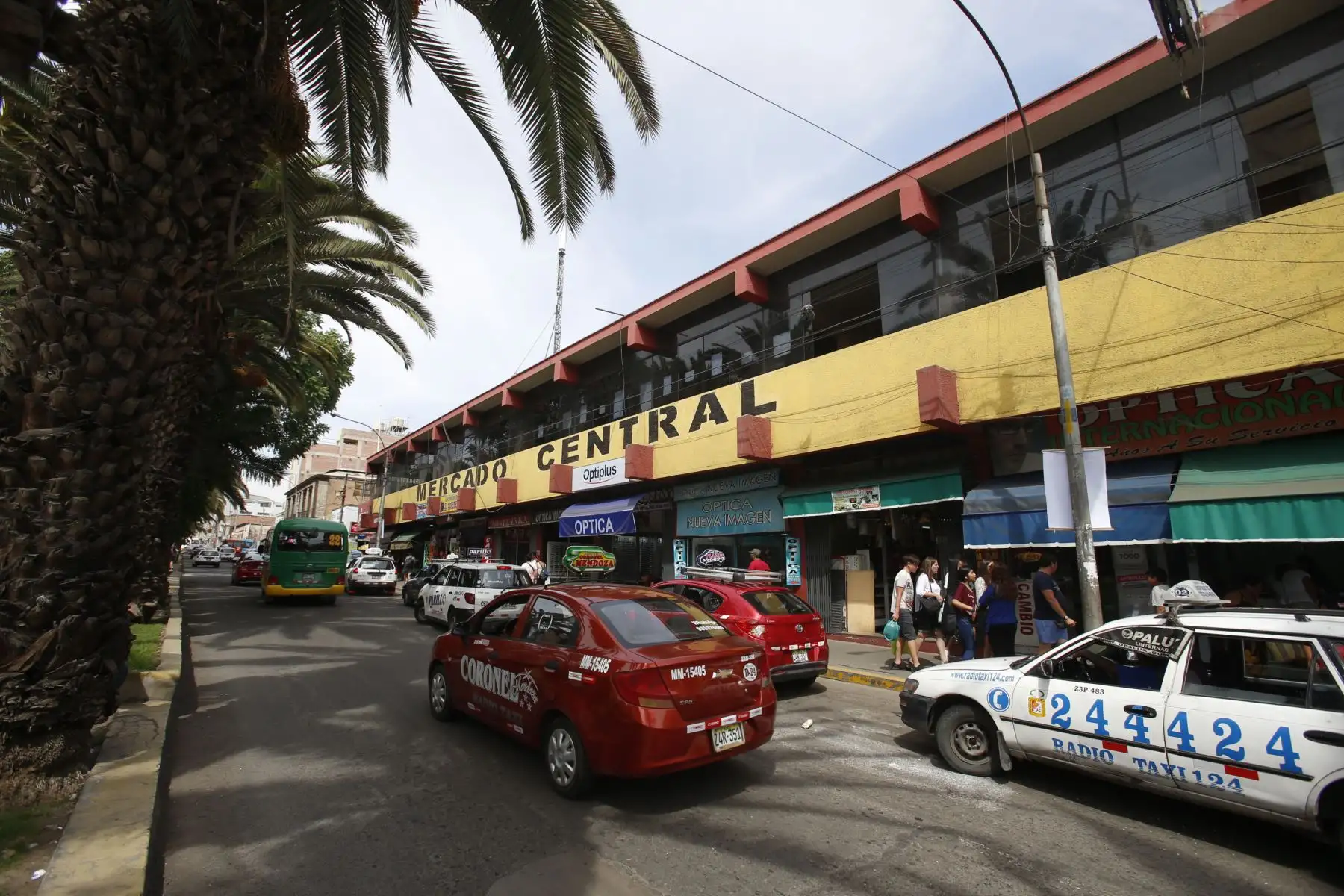El Mercado Central de tacna, se ubica dentro de los mejores centros de abastos a nivel nacional. Cuenta con 980 comerciantes y reciben diariamente a más de 3 mil visitantes. Visitarlo es un paseo obligado, tiene a la venta variados  productos típico, locales de juguerias donde se encuentra rica comida al paso y a un muy bajo costo. Foto: ANDINA/Nathalie Sayago