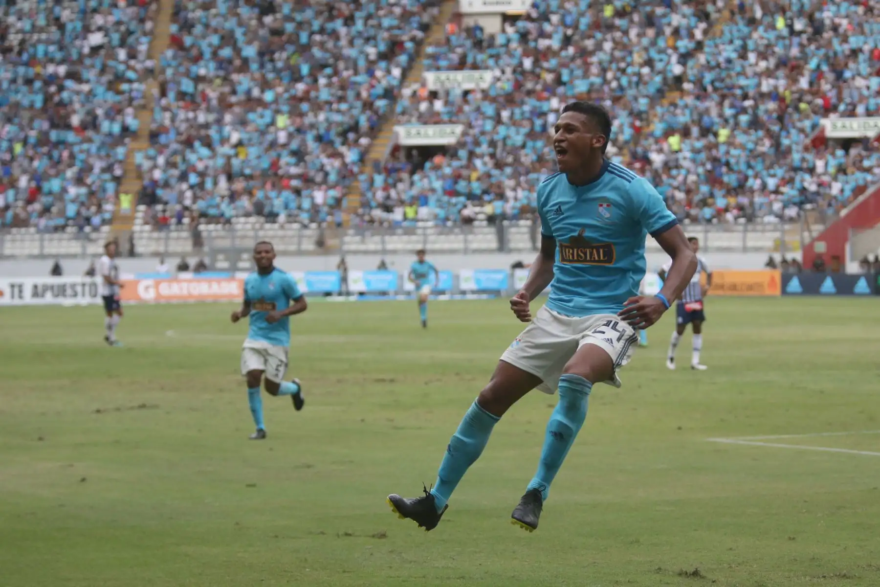 Fernando Pacheco de Sporting  Cristal celebra  su gol del triunfo, frente  a Alianza Lima durante el 2ª partido de la fecha del Torneo Apertura de la Liga1,en el Estadio Nacional.Foto:ANDINA/Jhony Laurente
