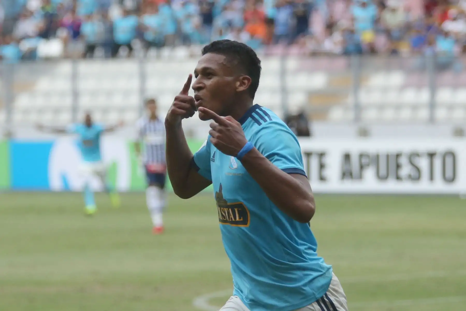 Fernando Pacheco de Sporting  Cristal celebra  su gol del triunfo, frente  a Alianza Lima durante el 2ª partido de la fecha del Torneo Apertura de la Liga1,en el Estadio Nacional.Foto:ANDINA/Jhony Laurente