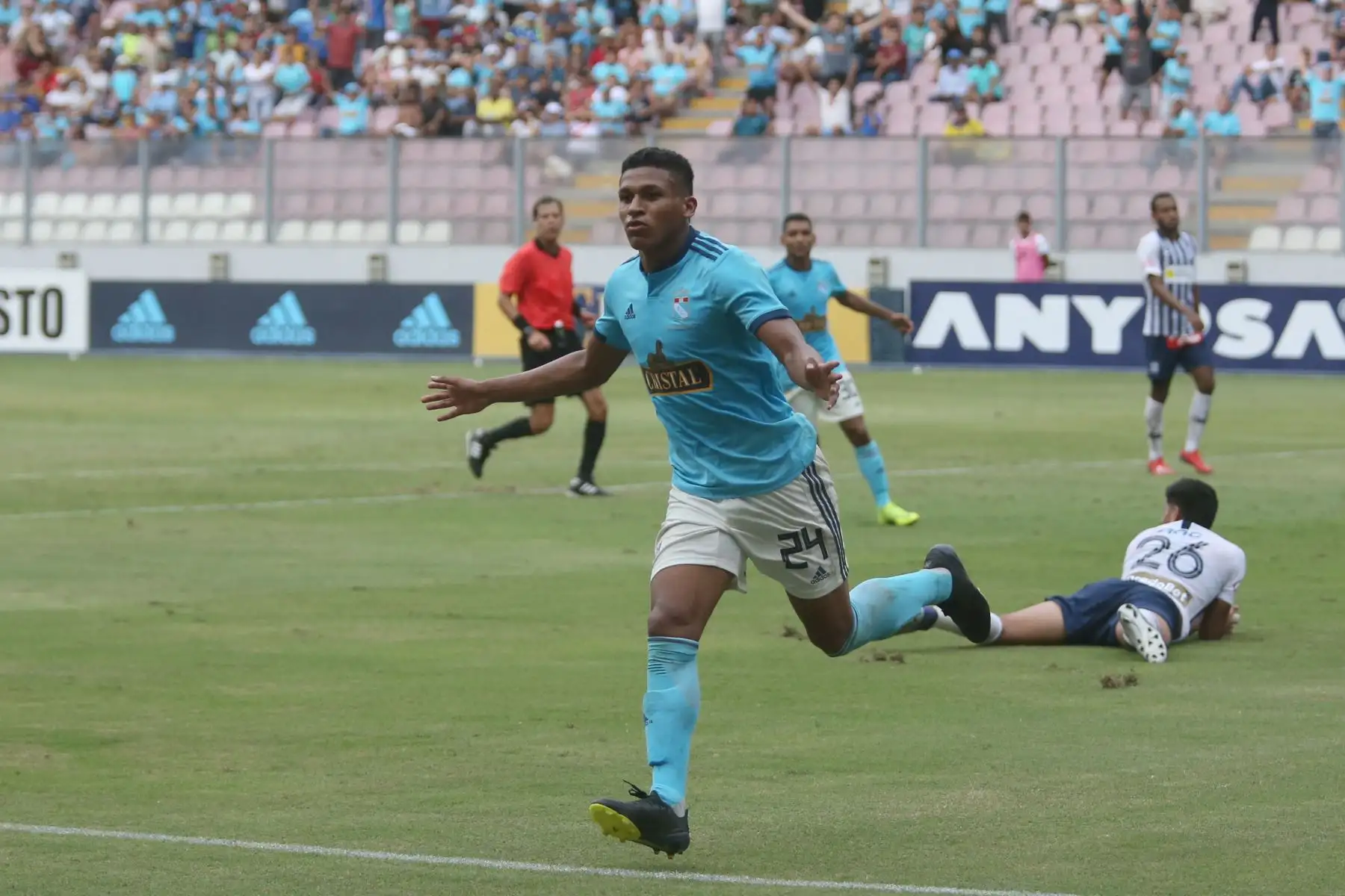 Fernando Pacheco de Sporting  Cristal celebra  su gol del triunfo, frente  a Alianza Lima durante el 2ª partido de la fecha del Torneo Apertura de la Liga1,en el Estadio Nacional.Foto:ANDINA/Jhony Laurente