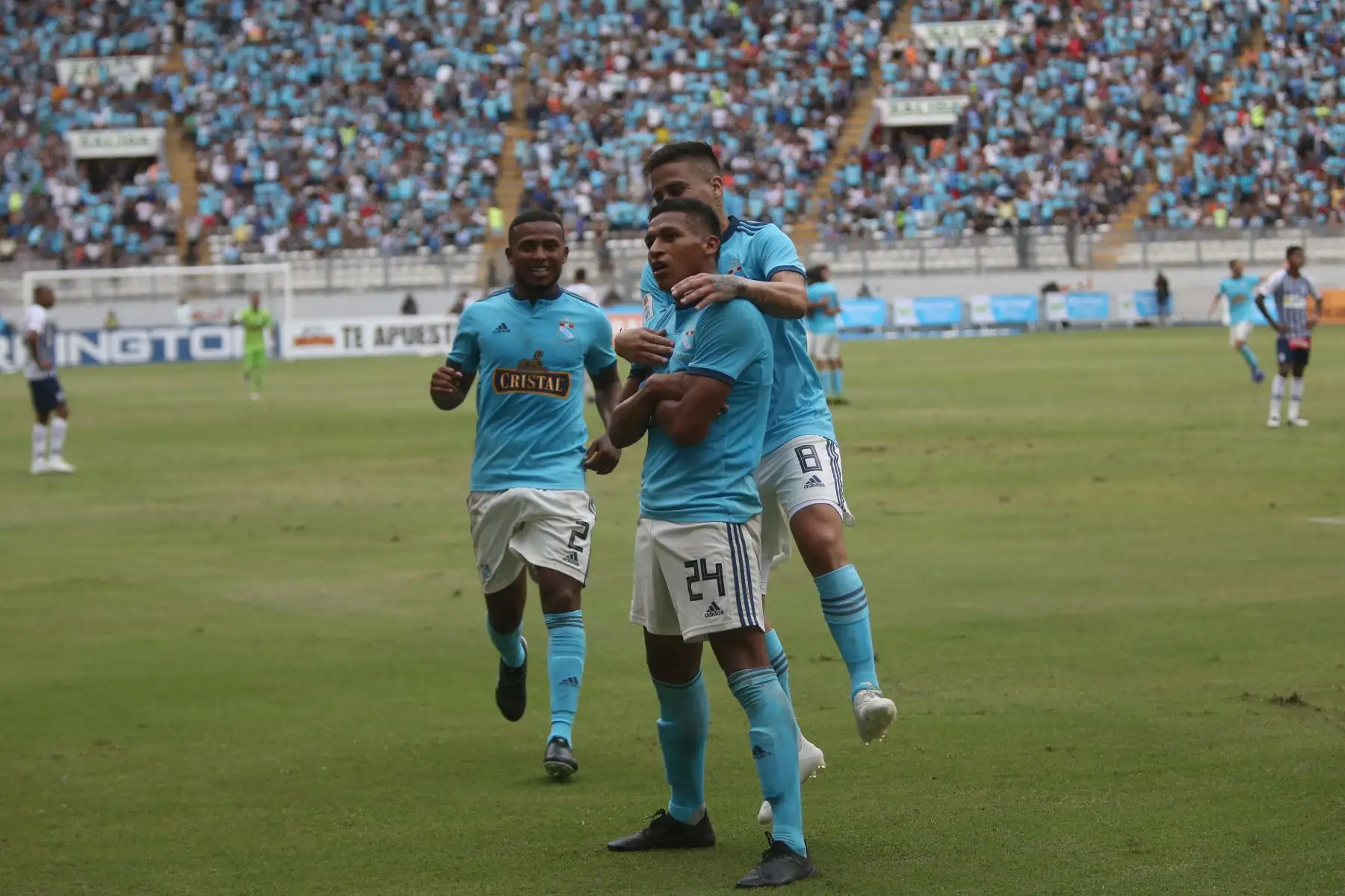 Fernando Pacheco de Sporting  Cristal celebra  su gol del triunfo, frente  a Alianza Lima durante el 2ª partido de la fecha del Torneo Apertura de la Liga1,en el Estadio Nacional.Foto:ANDINA/Jhony Laurente