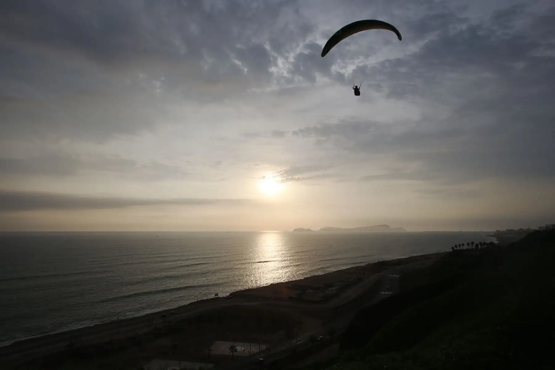 Atardecer de verano en la ciudad de Lima desde el Malecón en el Distrito de Miraflores. Foto: ANDINA/Nathalie Sayago