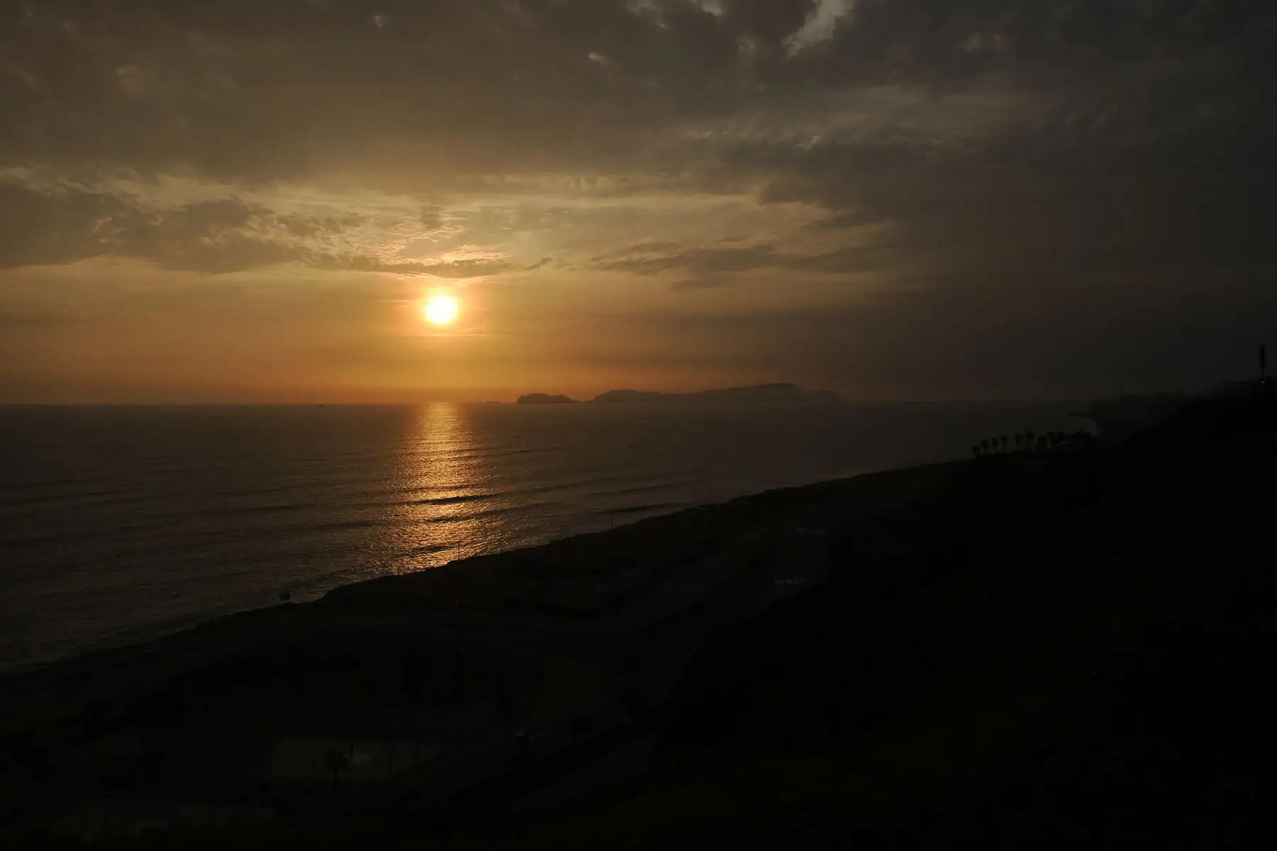 Atardecer de verano en la ciudad de Lima desde el Malecón en el Distrito de Miraflores. Foto: ANDINA/Nathalie Sayago