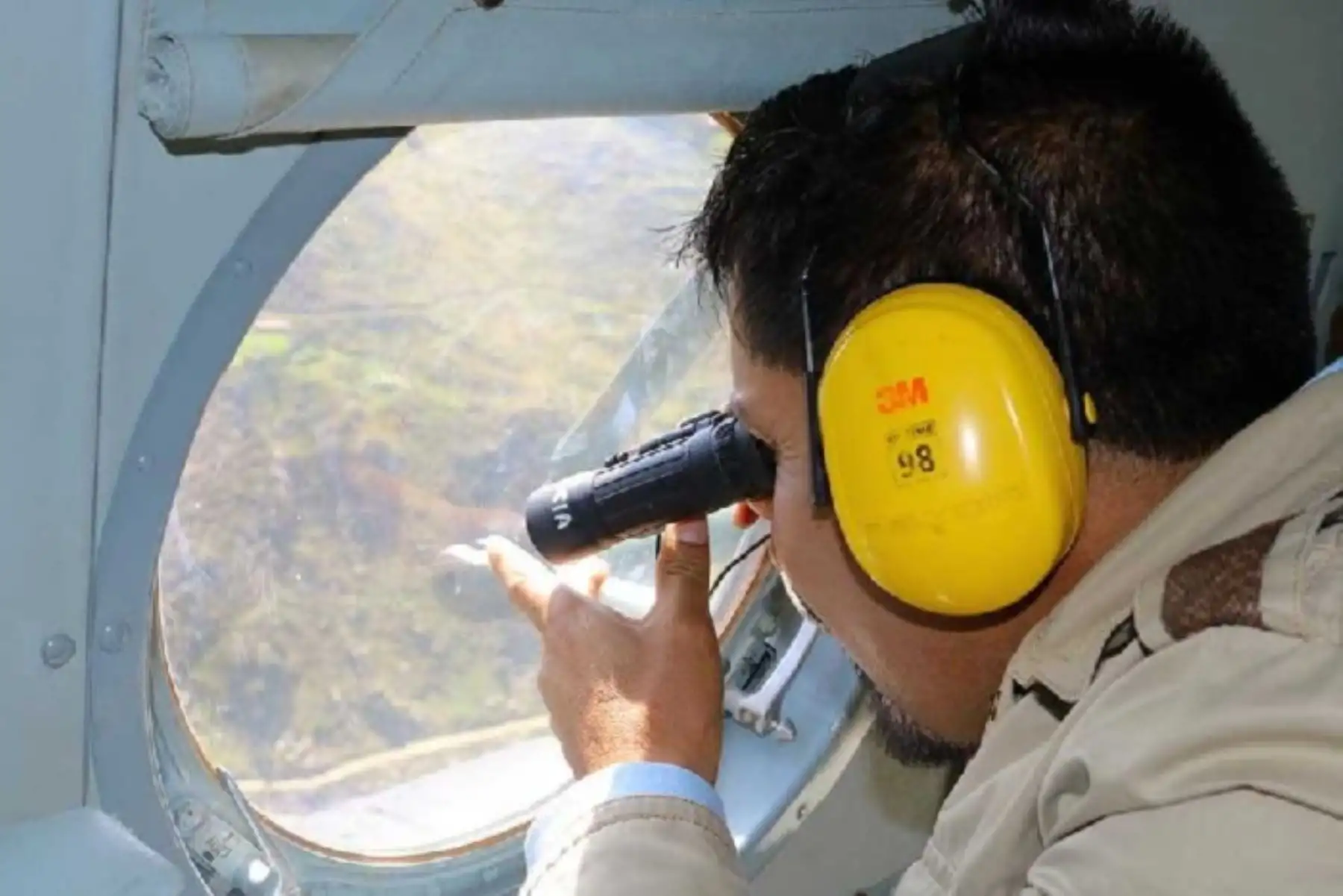 A doce días de la desaparición de 10 personas en el río Velille, en la región Cusco, por el despiste de una minivan, el Gobierno Regional de Arequipa se sumó a las acciones de búsqueda con funcionarios, agentes policiales, personal de la Fuerza Aérea y de la Marina de esa jurisdicción.