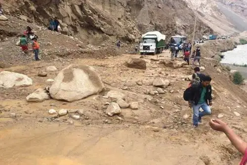 Deslizamiento de tierra y rocas a causa de lluvias intensas, han restringido el tránsito en la vía Huaraz – Casma, en la región Áncash, informó hoy el Centro de Operaciones de Emergencia Regional (COER) Áncash.