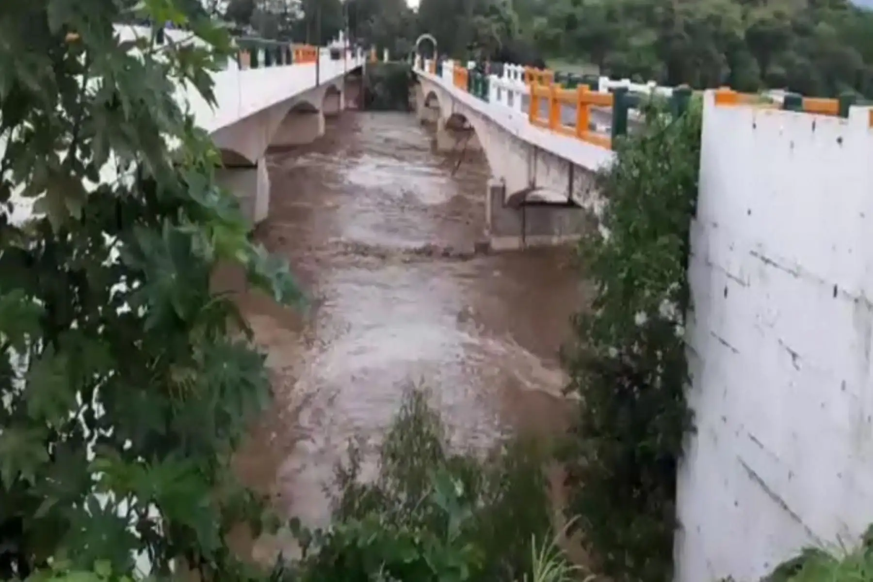 Decenas de familias resultaron afectadas debido a los fuertes vientos y lluvia torrencial que duró varias horas en la provincia piurana de Chulucanas, informaron las autoridades.