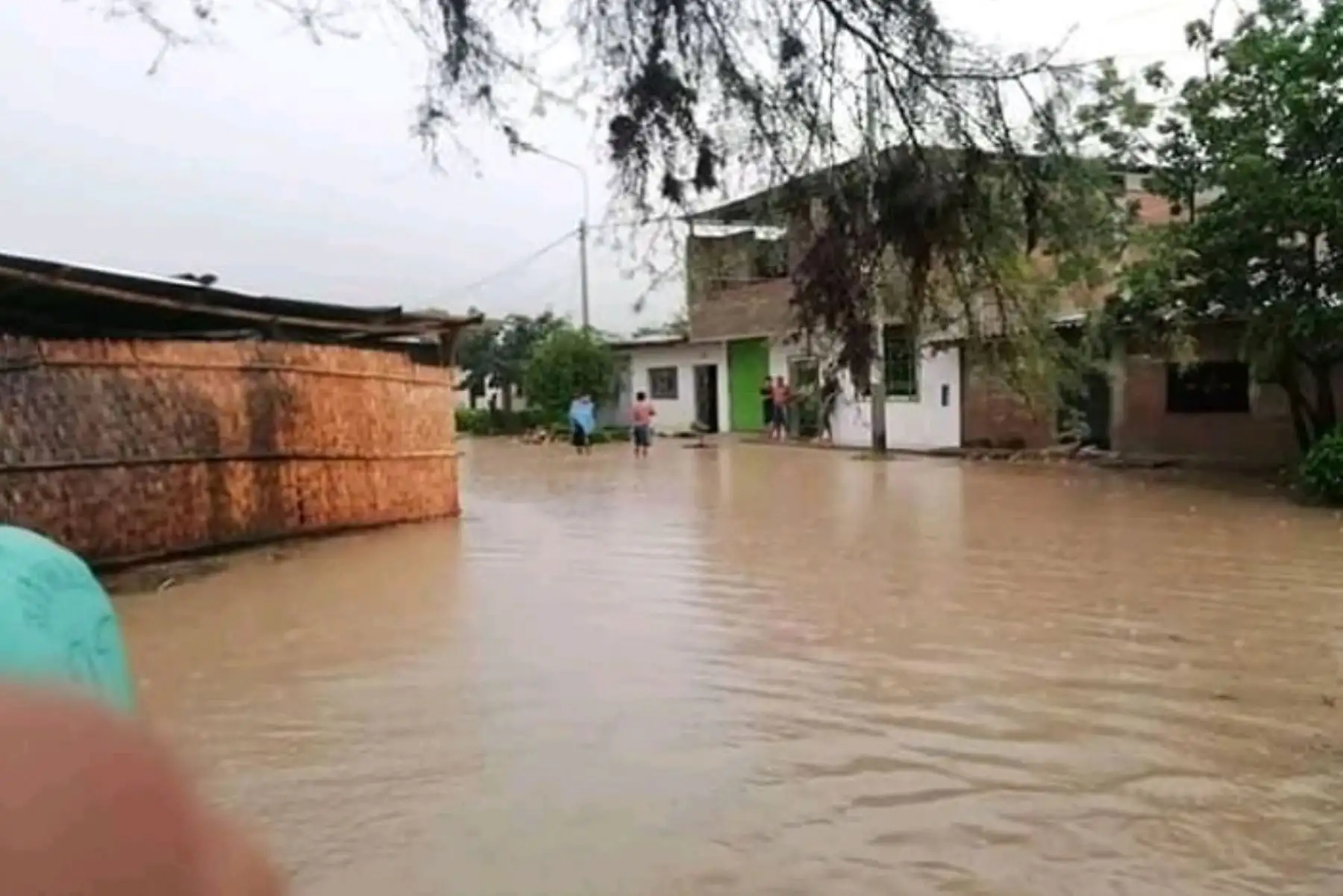 Decenas de familias resultaron afectadas debido a los fuertes vientos y lluvia torrencial que duró varias horas en la provincia piurana de Chulucanas, informaron las autoridades.