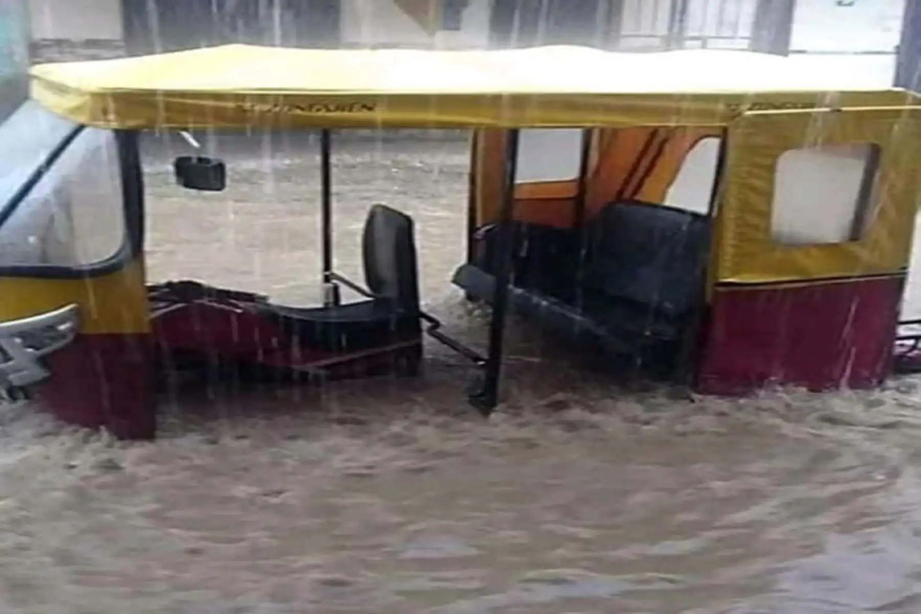 Decenas de familias resultaron afectadas debido a los fuertes vientos y lluvia torrencial que duró varias horas en la provincia piurana de Chulucanas, informaron las autoridades.
