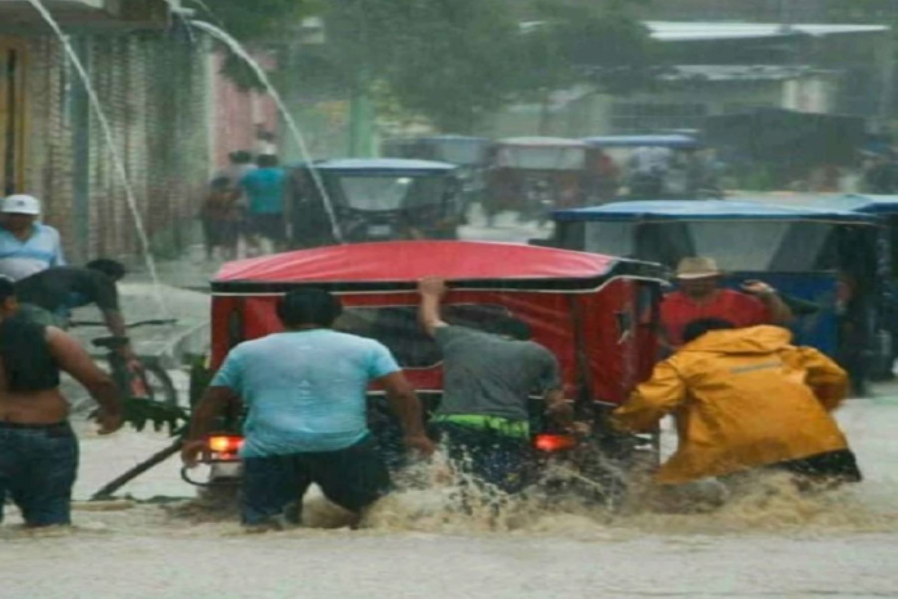 Decenas de familias resultaron afectadas debido a los fuertes vientos y lluvia torrencial que duró varias horas en la provincia piurana de Chulucanas, informaron las autoridades.