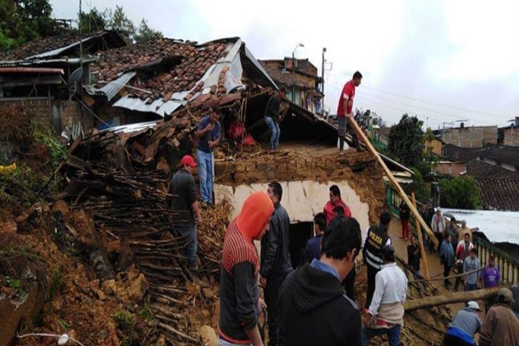 Tres familias salvaron de morir esta madrugada luego que sus viviendas quedaran prácticamente sepultadas por el deslizamiento de un cerro en la provincia piurana de Ayabaca, producto de las fuertes lluvias que se registran.
