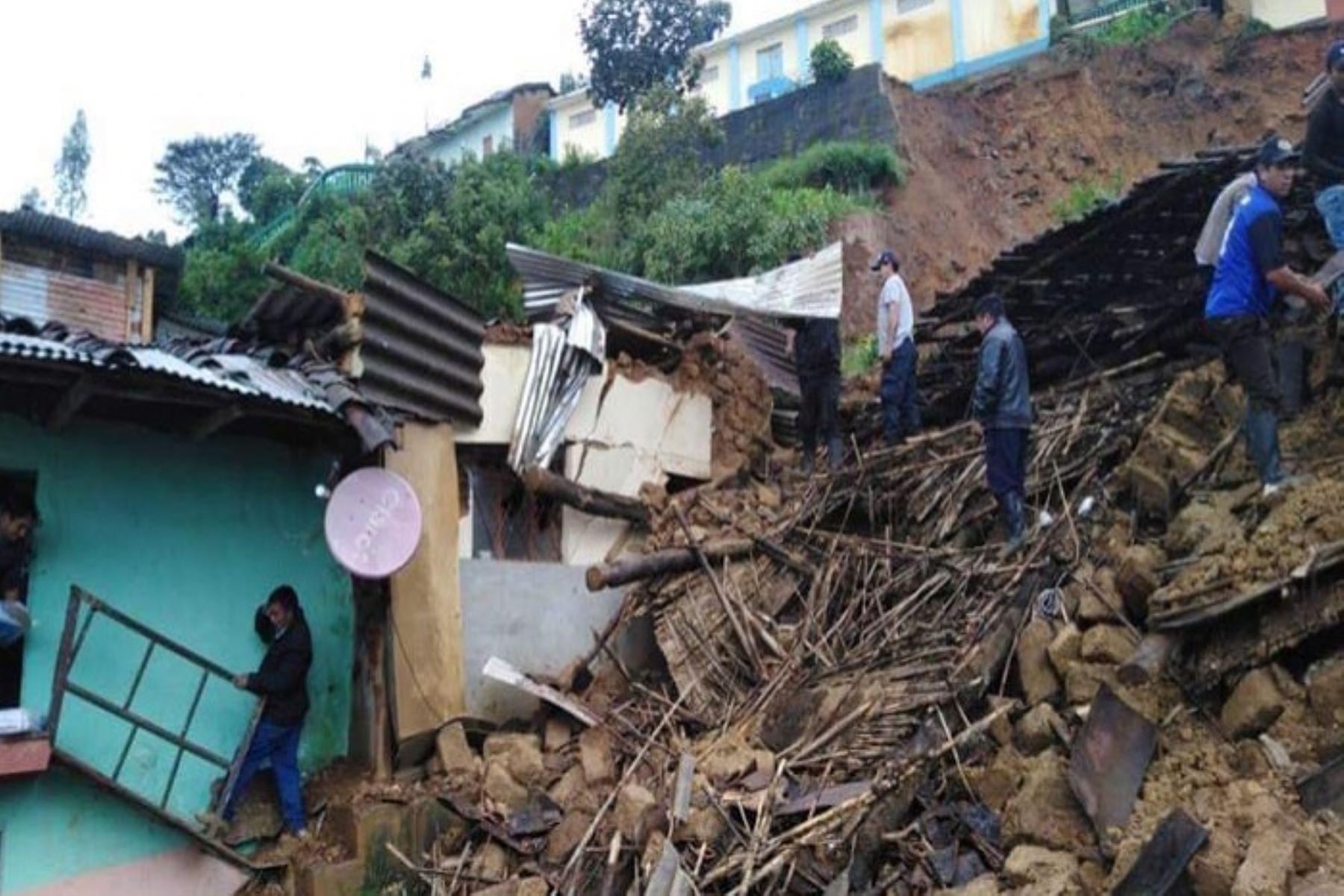 Tres familias salvaron de morir esta madrugada luego que sus viviendas quedaran prácticamente sepultadas por el deslizamiento de un cerro en la provincia piurana de Ayabaca, producto de las fuertes lluvias que se registran.