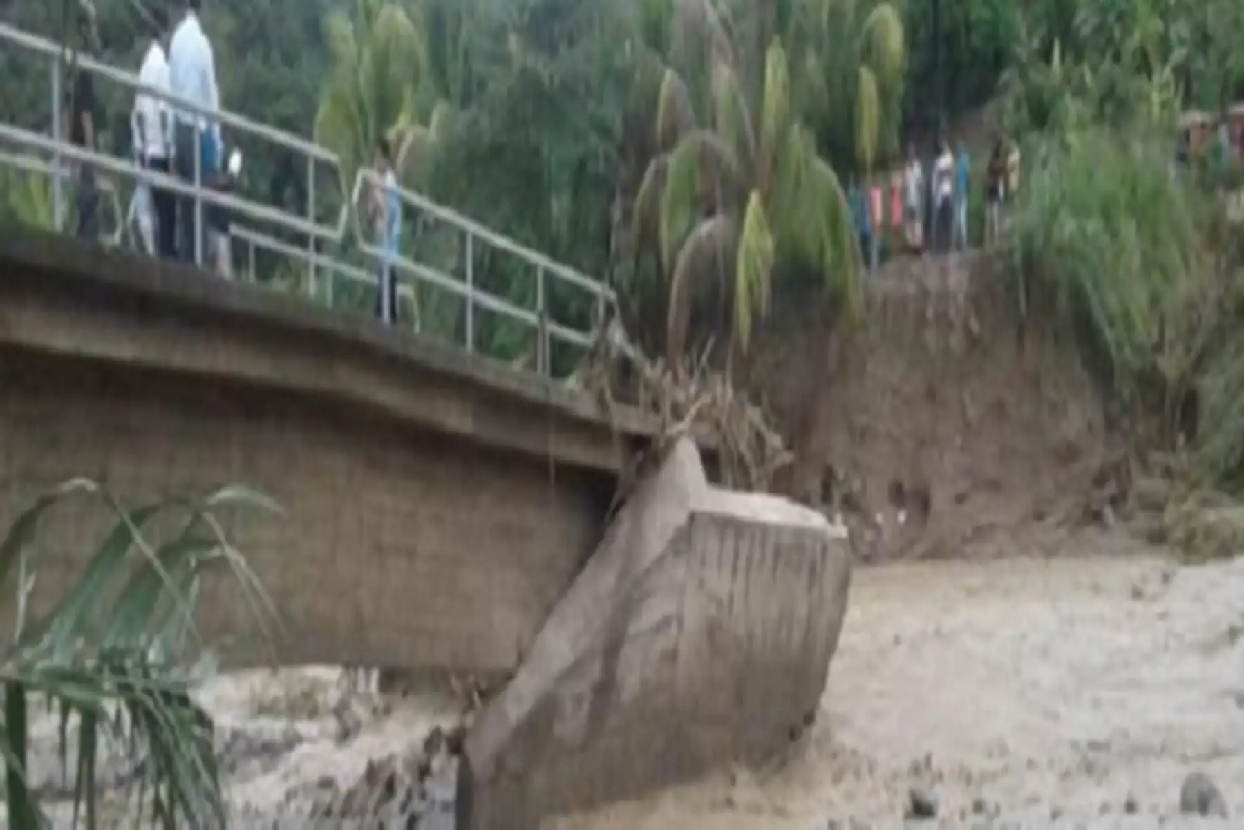 A consecuencia de las fuertes lluvias aumentó el caudal de la quebrada San Juan, que ocasionó el colapso del puente San José que conecta a los centros poblados de San José Bajo - La Cruz - Pan de Azúcar, en el distrito de Cajaruro, provincia de Utcubamba, región Amazonas, informó el Instituto Nacional de Defensa Civil (Indeci).