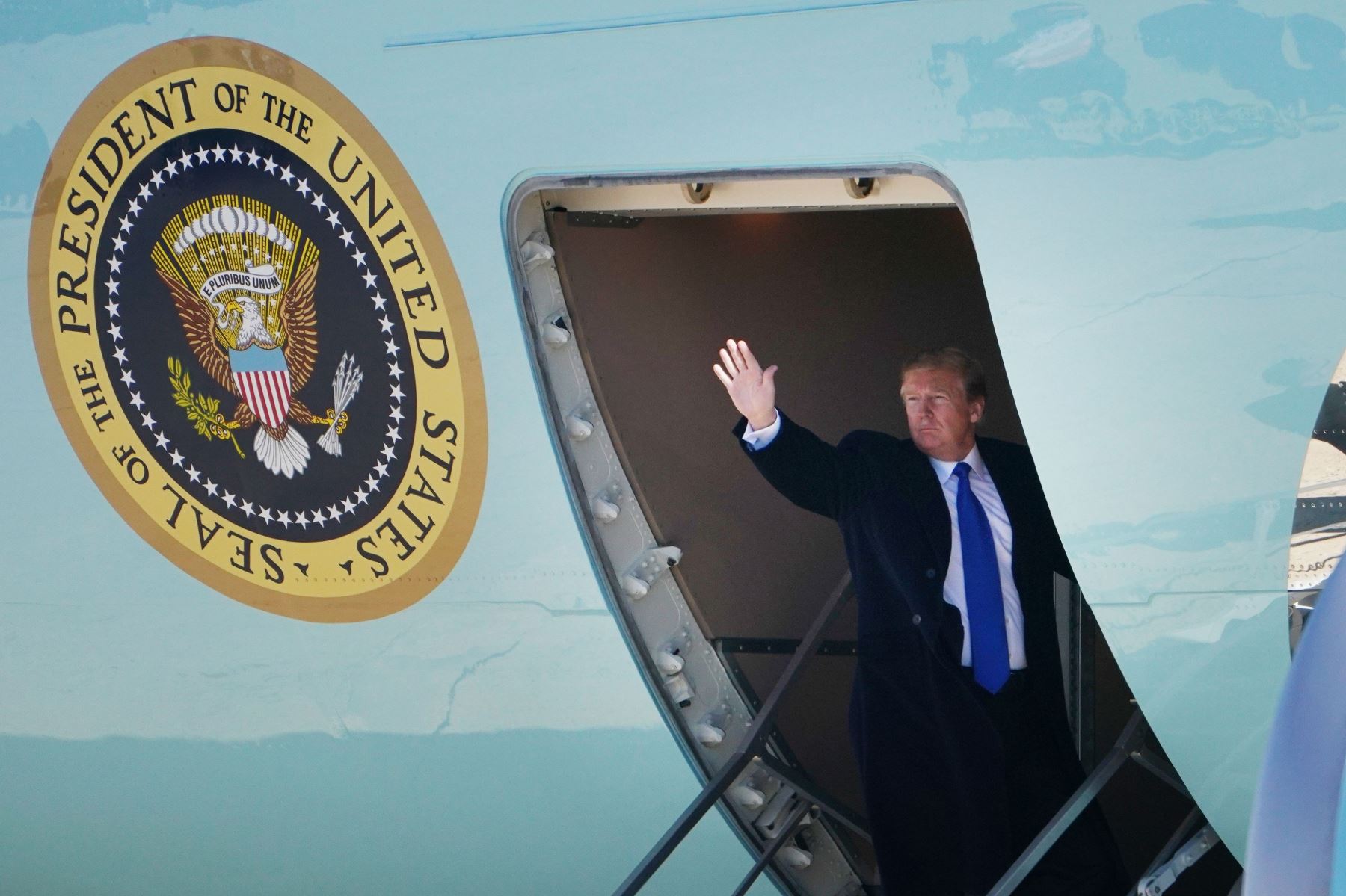 El presidente de los Estados Unidos, Donald Trump, aborda Air Force One antes de partir de la base conjunta Andrews en Maryland. Foto: AFP