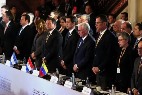 El mandatario interino de Venezuela, Juan Guaidó, y el vicepresidente de EE.UU., Mike Pence, junto a los demás asistentes, guardan un minuto de silencio por la situación que vive Venezuela, durante la cumbre del Grupo de Lima. Foto: EFE