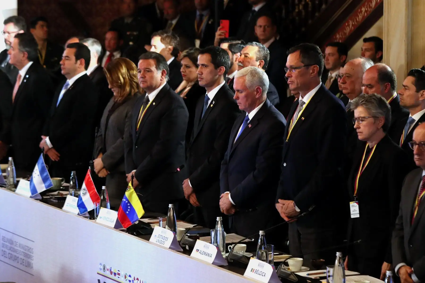 El mandatario interino de Venezuela, Juan Guaidó, y el vicepresidente de EE.UU., Mike Pence, junto a los demás asistentes, guardan un minuto de silencio por la situación que vive Venezuela, durante la cumbre del Grupo de Lima. Foto: EFE