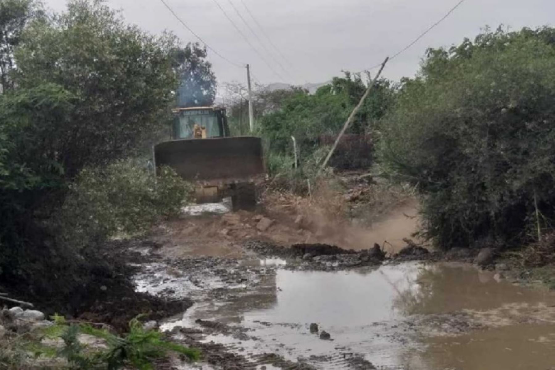 Pobladores de seis caseríos del distrito de Moro, en la provincia ancashina del Santa, han quedado aislados debido al aumento del caudal y desborde del río Moro, ocurrido esta mañana a causa de lluvias intensas.