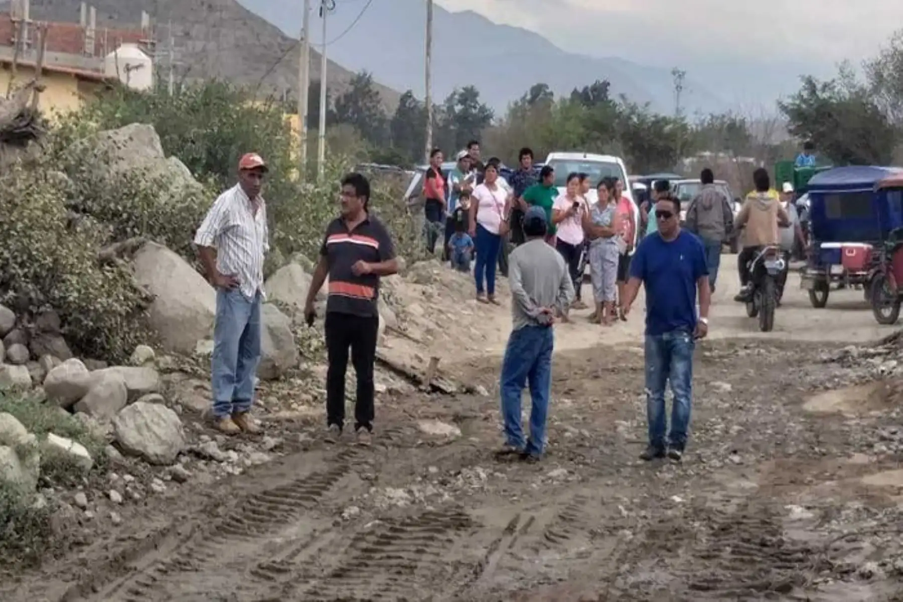 Pobladores de seis caseríos del distrito de Moro, en la provincia ancashina del Santa, han quedado aislados debido al aumento del caudal y desborde del río Moro, ocurrido esta mañana a causa de lluvias intensas.