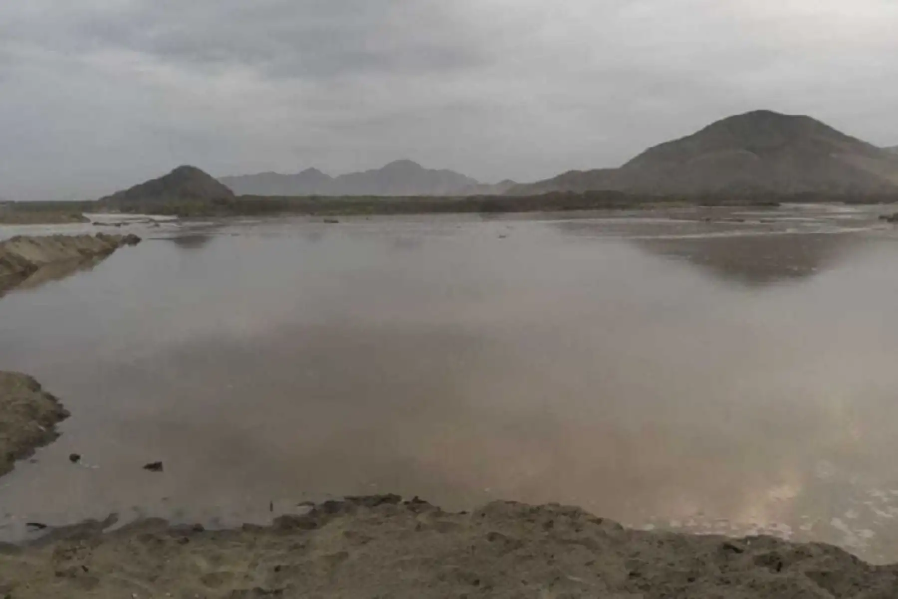 El desborde del río Nepeña en la desembocadura de la playa Los Chimus, muy cerca al centro poblado del mismo nombre, en el distrito de Samanco, provincia ancashina del Santa, lo confirmó el secretario técnico de Defensa Civil de Samanco, Alberto Rodríguez.