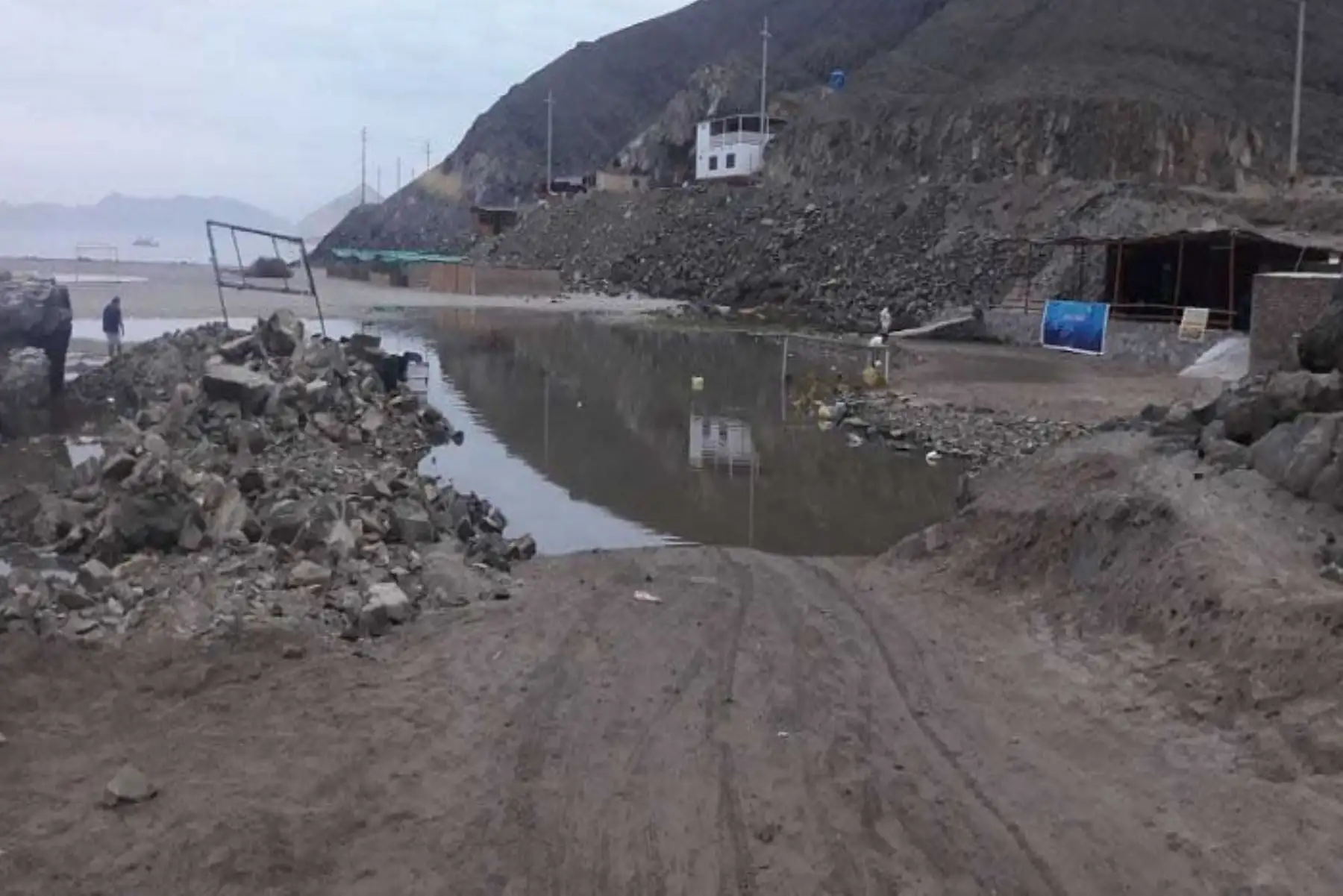 El desborde del río Nepeña en la desembocadura de la playa Los Chimus, muy cerca al centro poblado del mismo nombre, en el distrito de Samanco, provincia ancashina del Santa, lo confirmó el secretario técnico de Defensa Civil de Samanco, Alberto Rodríguez.
