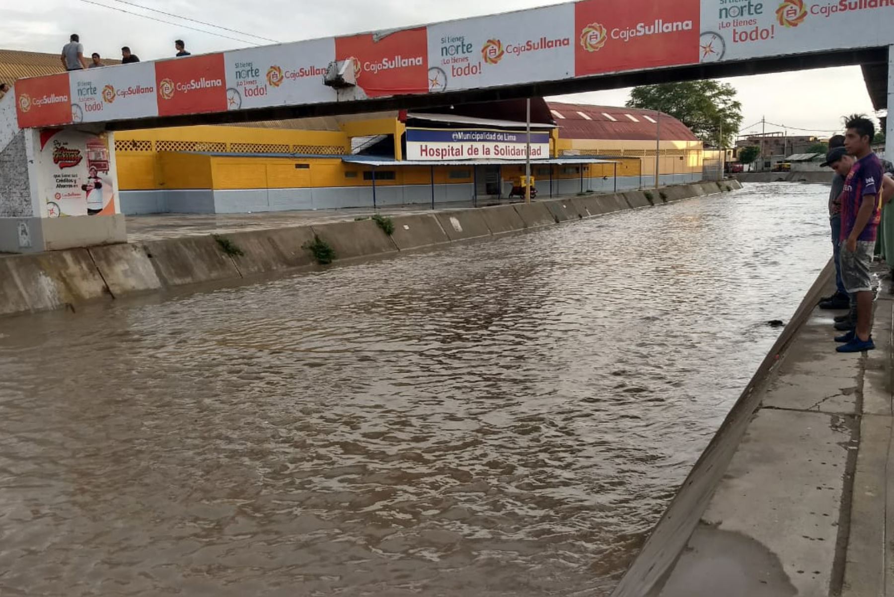 Desde las 16:00 horas, la ciudad de Sullana soportó una torrencial lluvia y en pocos minutos el canal vía estuvo a poco de alcanzar su límite máximo.  Foto: Jahel Yovera