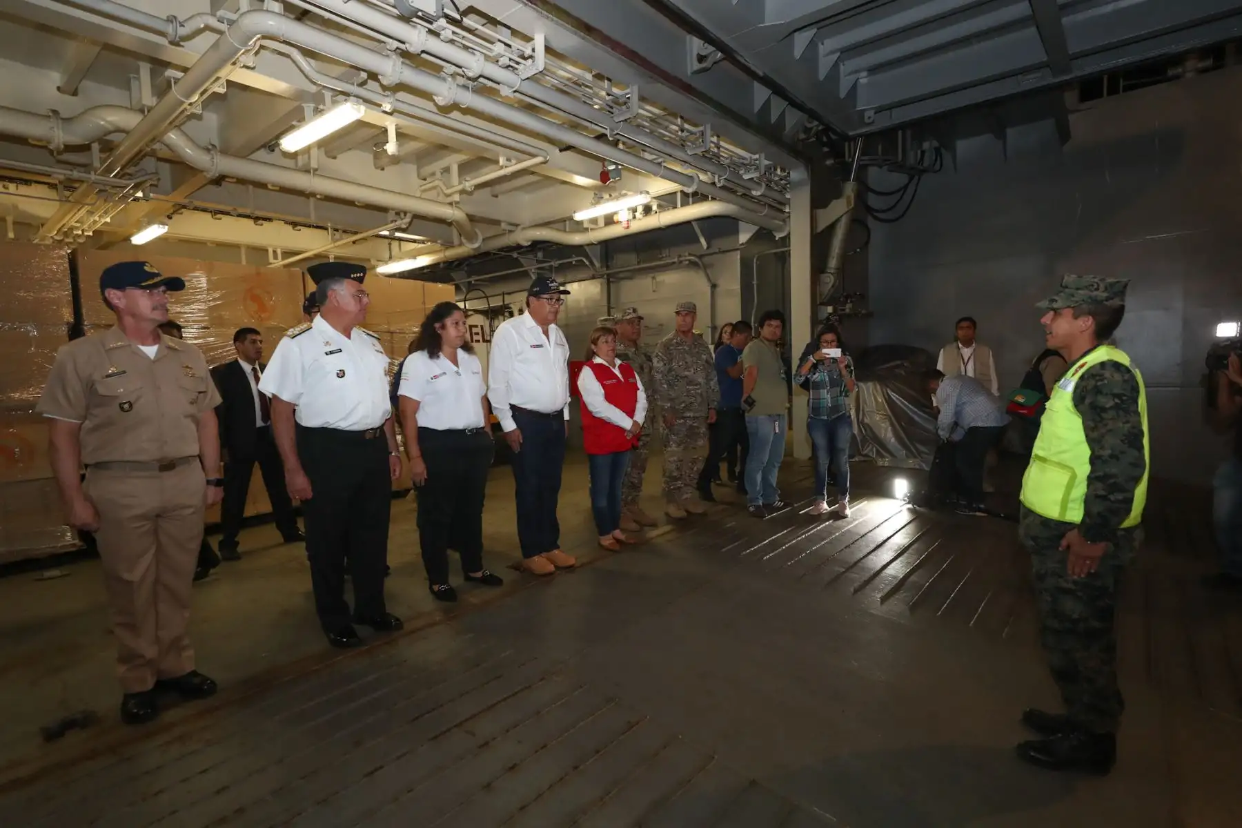 Ministro de Defensa, Jose Huerta acompañado de las ministras de Salud y Ambiente, despiden al BAP Pisco que zarpó para llevar ayuda a los damnificados de Piura. Foto: ANDINA/MINDEF