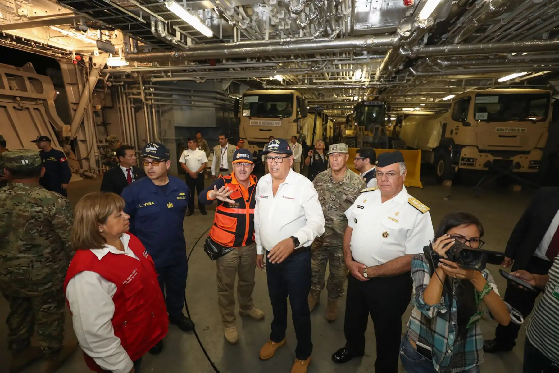 Ministro de Defensa, Jose Huerta acompañado de las ministras de Salud y Ambiente, despiden al BAP Pisco que zarpó para llevar ayuda a los damnificados de Piura. Foto: ANDINA/MINDEF