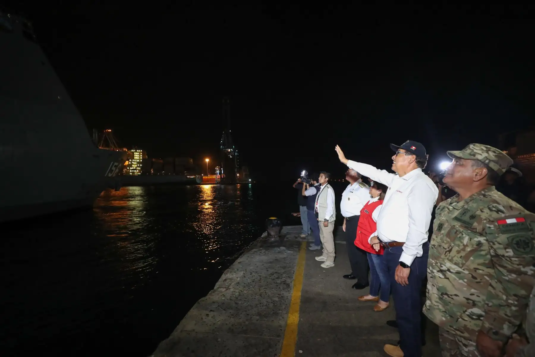 Ministro de Defensa, Jose Huerta acompañado de las ministras de Salud y Ambiente, despiden al BAP Pisco que zarpó para llevar ayuda a los damnificados de Piura. Foto: ANDINA/MINDEF