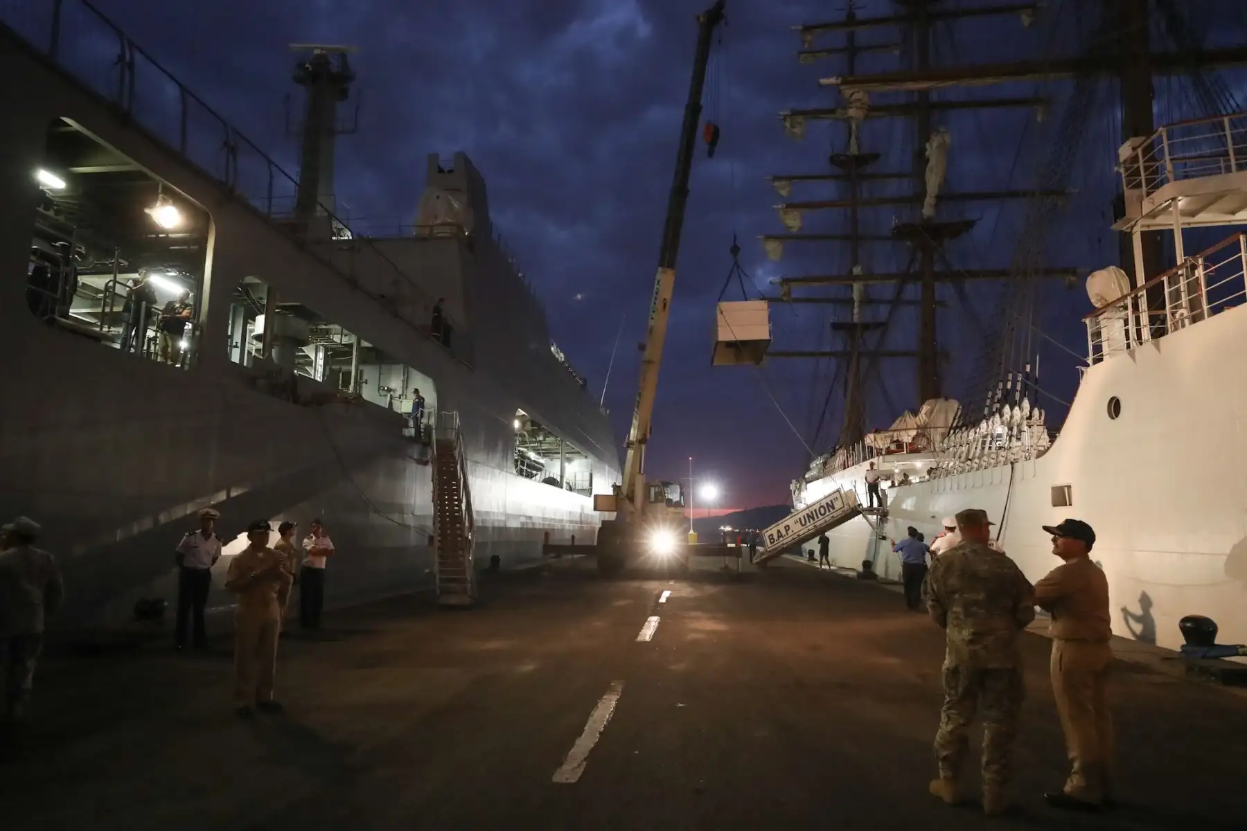 Ministro de Defensa, Jose Huerta acompañado de las ministras de Salud y Ambiente, despiden al BAP Pisco que zarpó para llevar ayuda a los damnificados de Piura. Foto: ANDINA/MINDEF