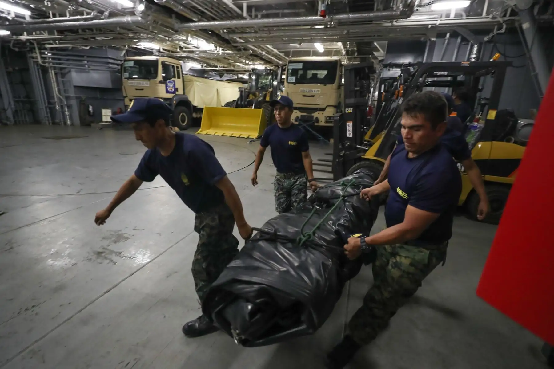 Ministro de Defensa, Jose Huerta acompañado de las ministras de Salud y Ambiente, despiden al BAP Pisco que zarpó para llevar ayuda a los damnificados de Piura. Foto: ANDINA/MINDEF