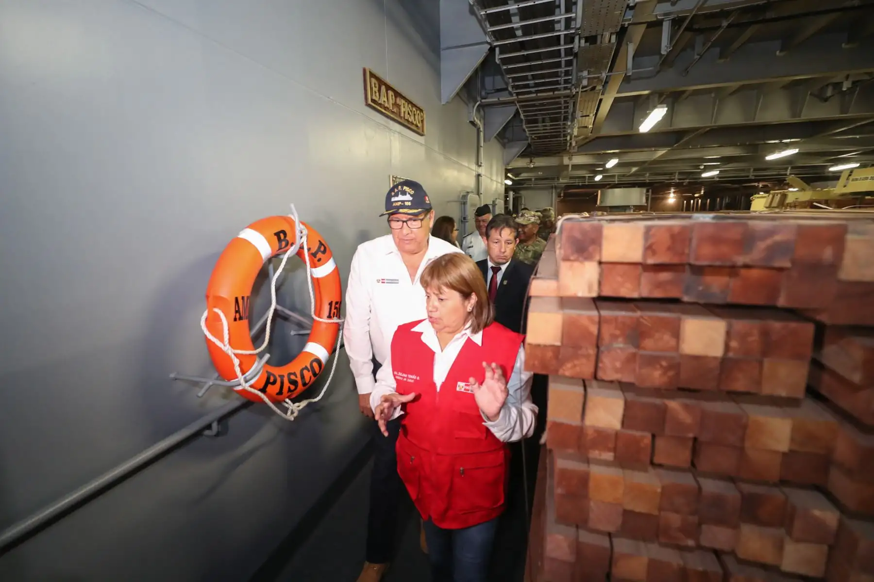 Ministro de Defensa, Jose Huerta acompañado de las ministras de Salud y Ambiente, despiden al BAP Pisco que zarpó para llevar ayuda a los damnificados de Piura. Foto: ANDINA/MINDEF