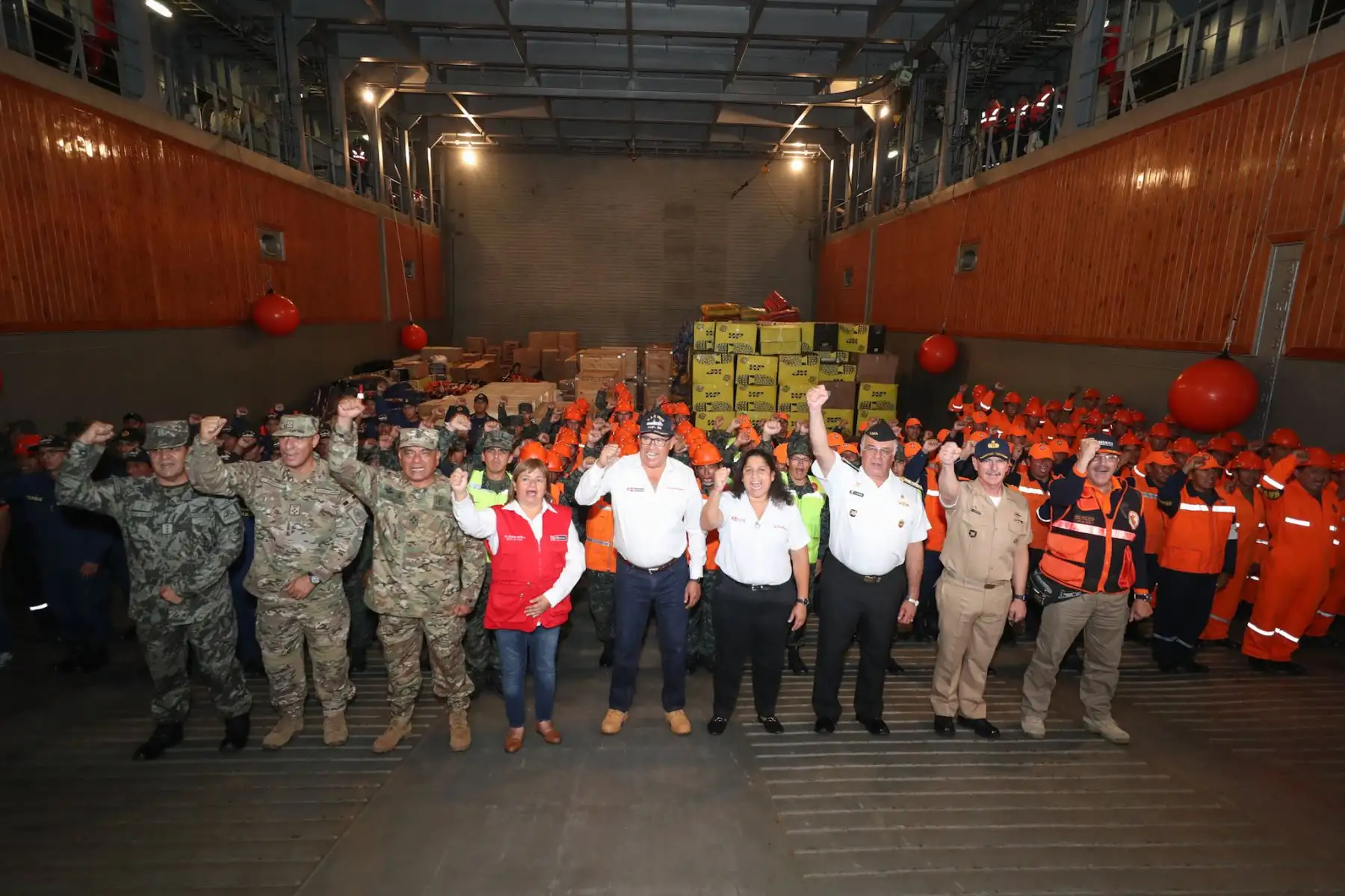 Ministro de Defensa, Jose Huerta acompañado de las ministras de Salud y Ambiente, despiden al BAP Pisco que zarpó para llevar ayuda a los damnificados de Piura. Foto: ANDINA/MINDEF