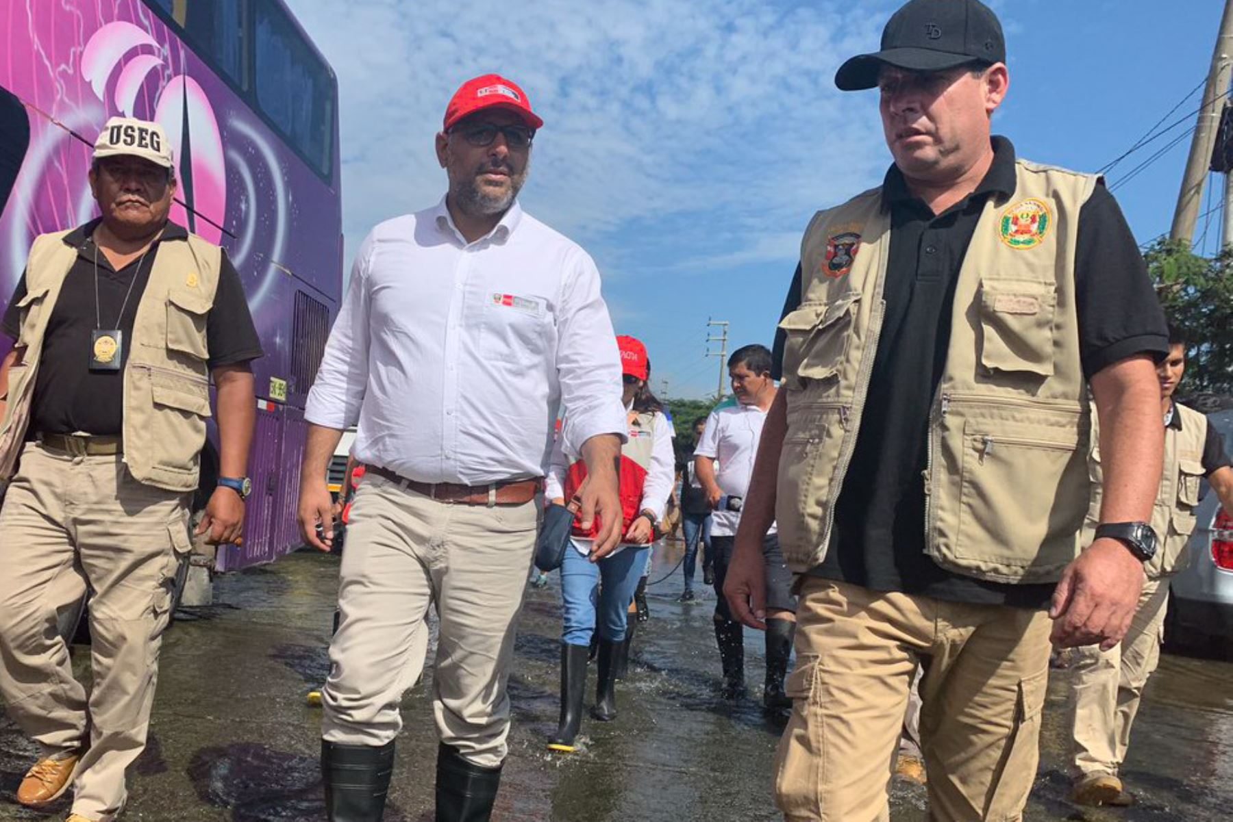 El ministro de Educación, en su condición de coordinador del Ejecutivo en Lambayeque, inició hoy un recorrido junto con las autoridades regionales y locales, las zonas afectadas por la activación de quebradas y desbordes causados por las intensas lluvias.