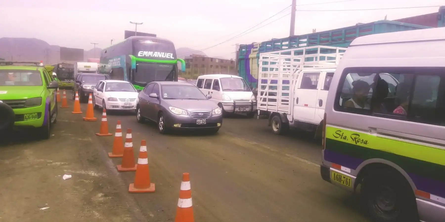 Trafico vehicular  interrumpido en la panamericana sur Foto: ANDINA/Norman Cordova