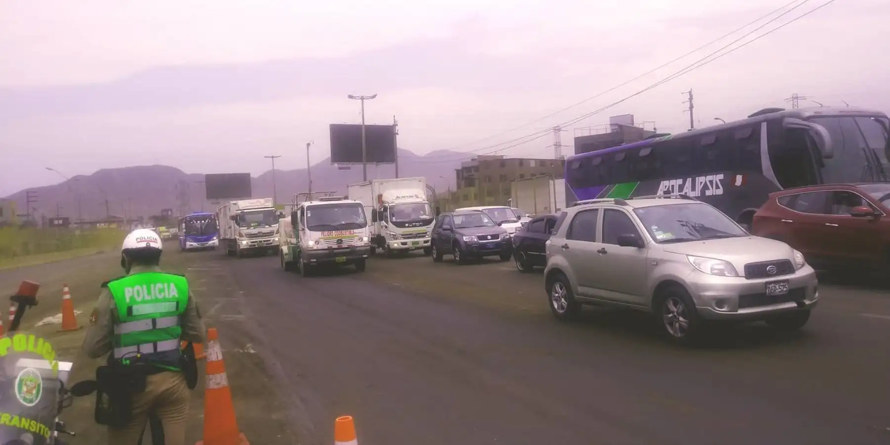 Trafico vehicular  interrumpido en la panamericana sur Foto: ANDINA/Norman Cordova