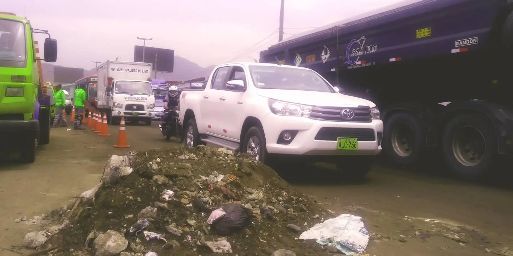 Trafico vehicular  interrumpido en la panamericana sur Foto: ANDINA/Norman Cordova