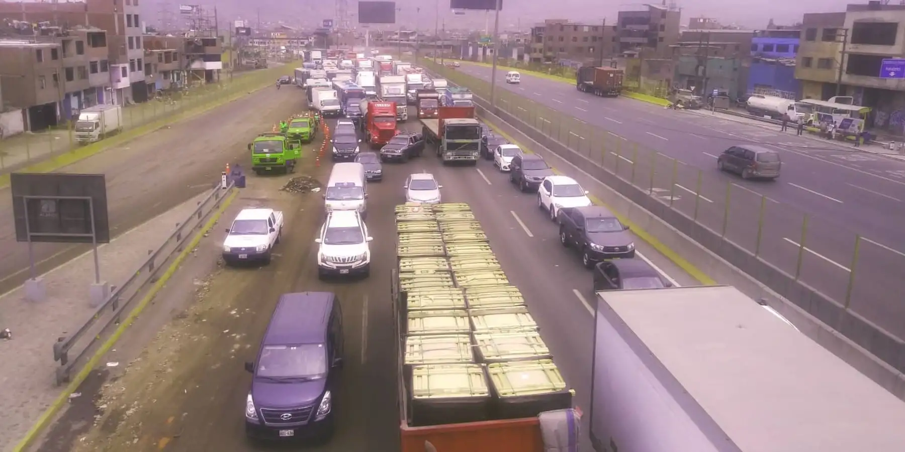 Trafico vehicular  interrumpido en la panamericana sur Foto: ANDINA/Norman Cordova
