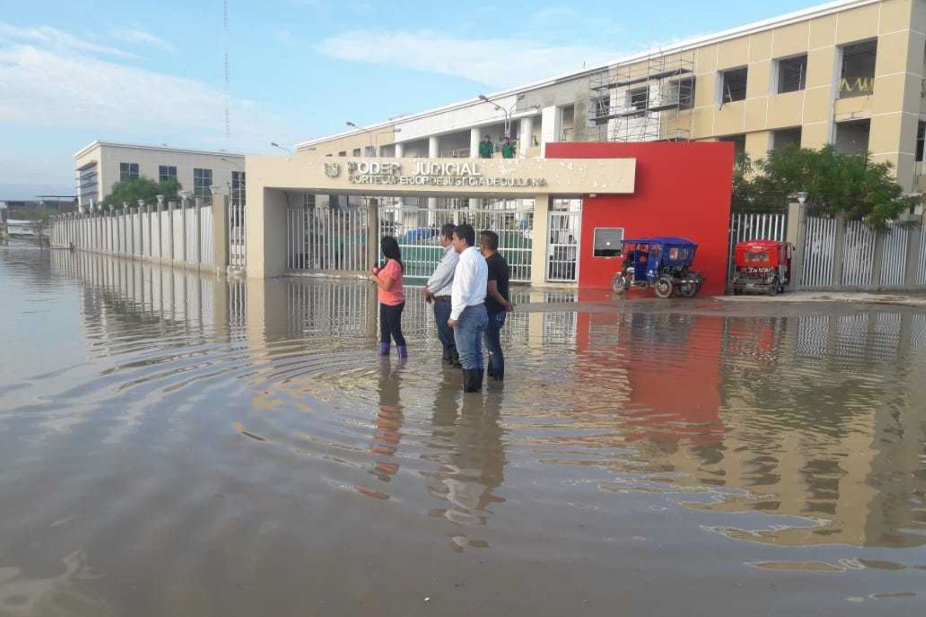 Varios sectores de la provincia piurana de Sullana quedaron totalmente inundados luego de la torrencial lluvia que cayó la tarde de ayer.