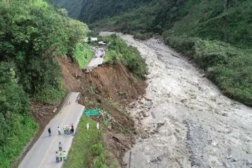 Técnicos y trabajadores de la Concesionaria IIRSA Sur intentan habilitar una trocha carrozable afirmada que permitirá rehabilitar momentáneamente el tránsito vehicular por la vía Interoceánica Cusco-Madre de Dios, a la altura del kilómetro 155.