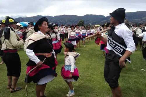 A fin de rescatar una de las tradiciones más ancestrales de la provincia de Huancayo, pobladores del distrito de Sapallanga, mediante el trabajo comunitario, revivieron la ancestral celebración del “Akshu Tatay”, que es el origen del Huaylarsh y los carnavales en esta región central del Perú.