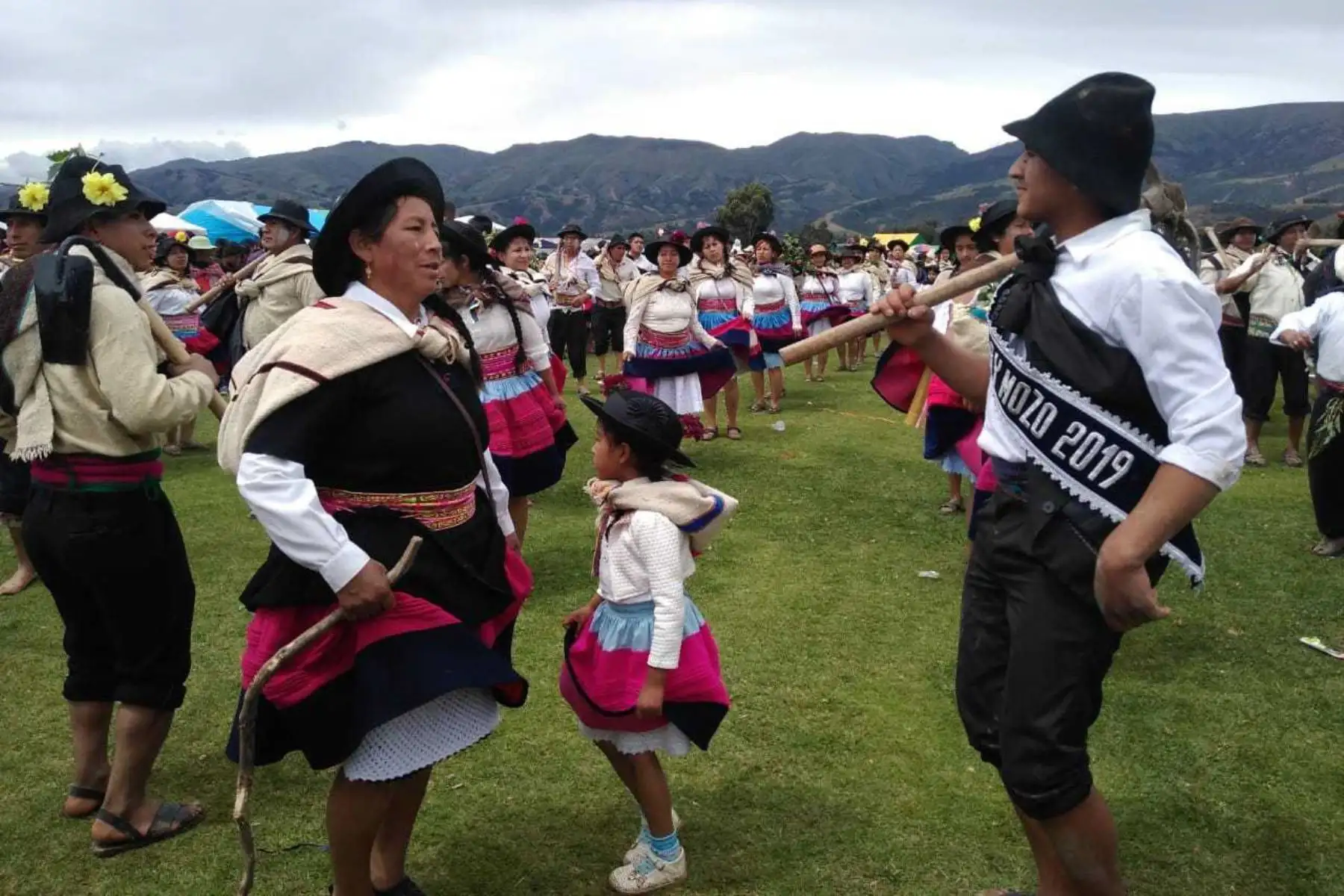 A fin de rescatar una de las tradiciones más ancestrales de la provincia de Huancayo, pobladores del distrito de Sapallanga, mediante el trabajo comunitario, revivieron la ancestral celebración del “Akshu Tatay”, que es el origen del Huaylarsh y los carnavales en esta región central del Perú.