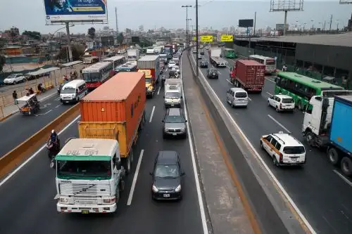 El MTC recuerda a los conducotres de transporte terrestre de personas y carga, que el Curso de Actualización de la Normativa de Transporte y Tránsito, debe ser dictado por Escuelas de Conductores debidamente autorizadas. Foto: ANDINA/Norman Córdova